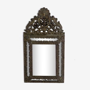 Miroir biseauté, parcloses, métal repoussé, doré, XIXème, bois, fronton, décor coquilles