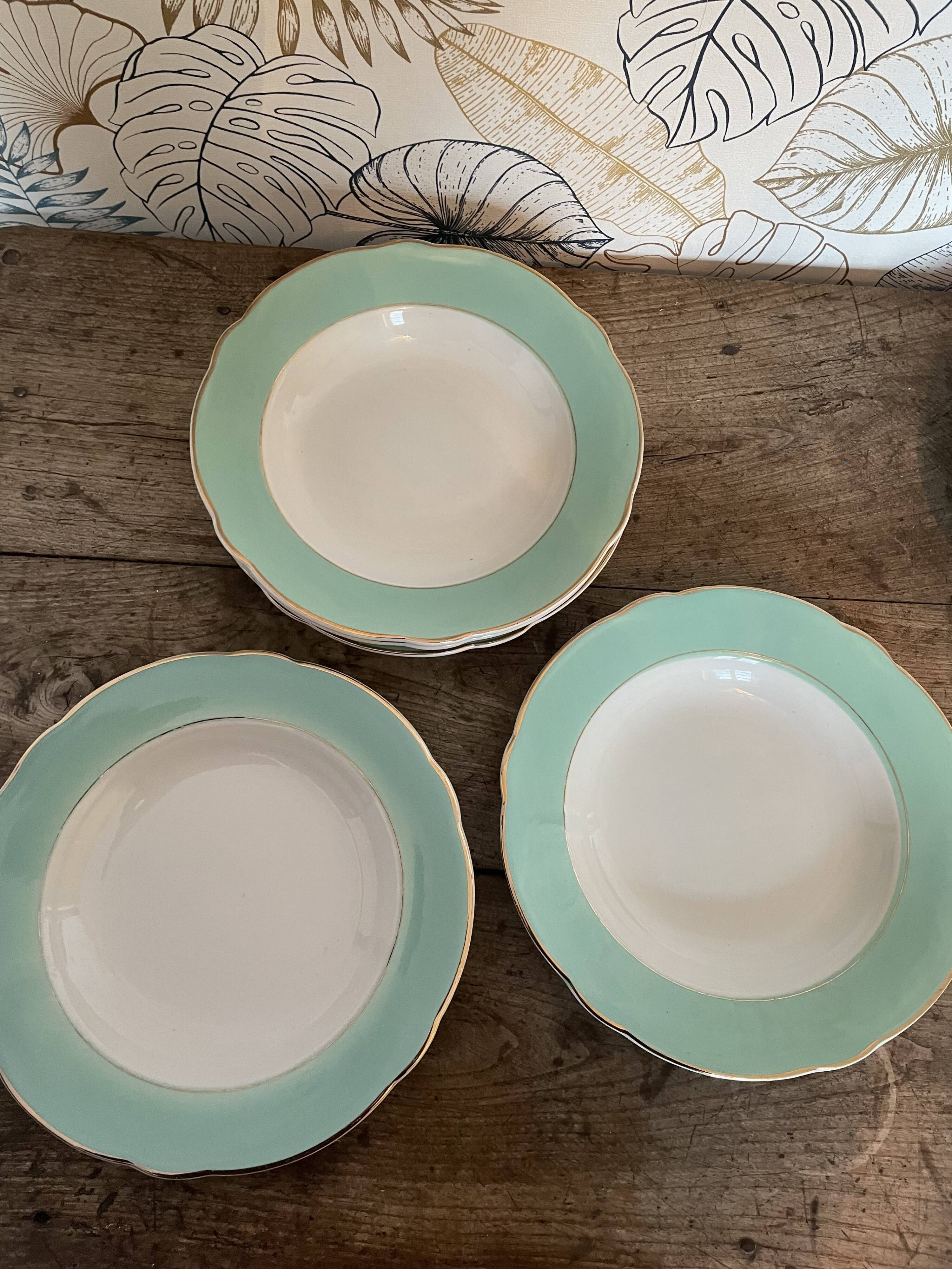 Set of hollow plates