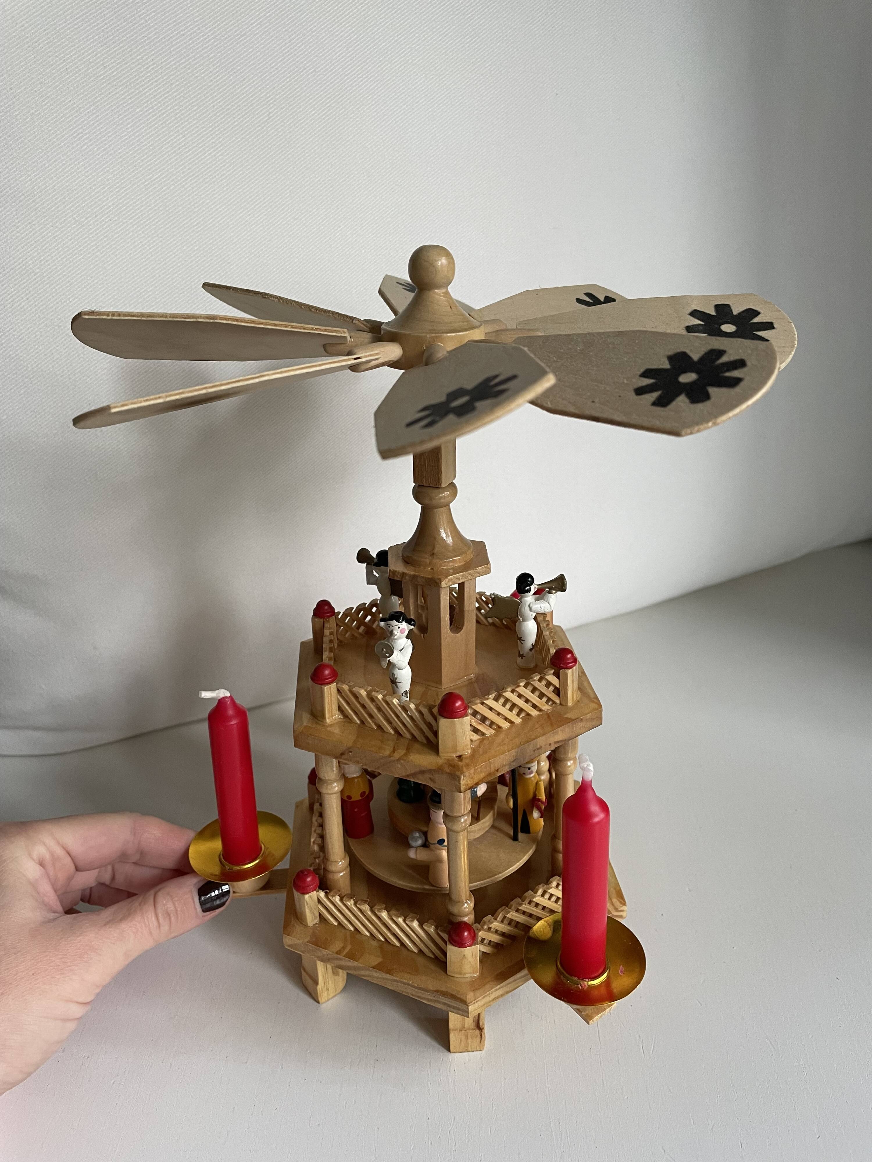 Pyramide carrousel de Noël en bois avec bougies