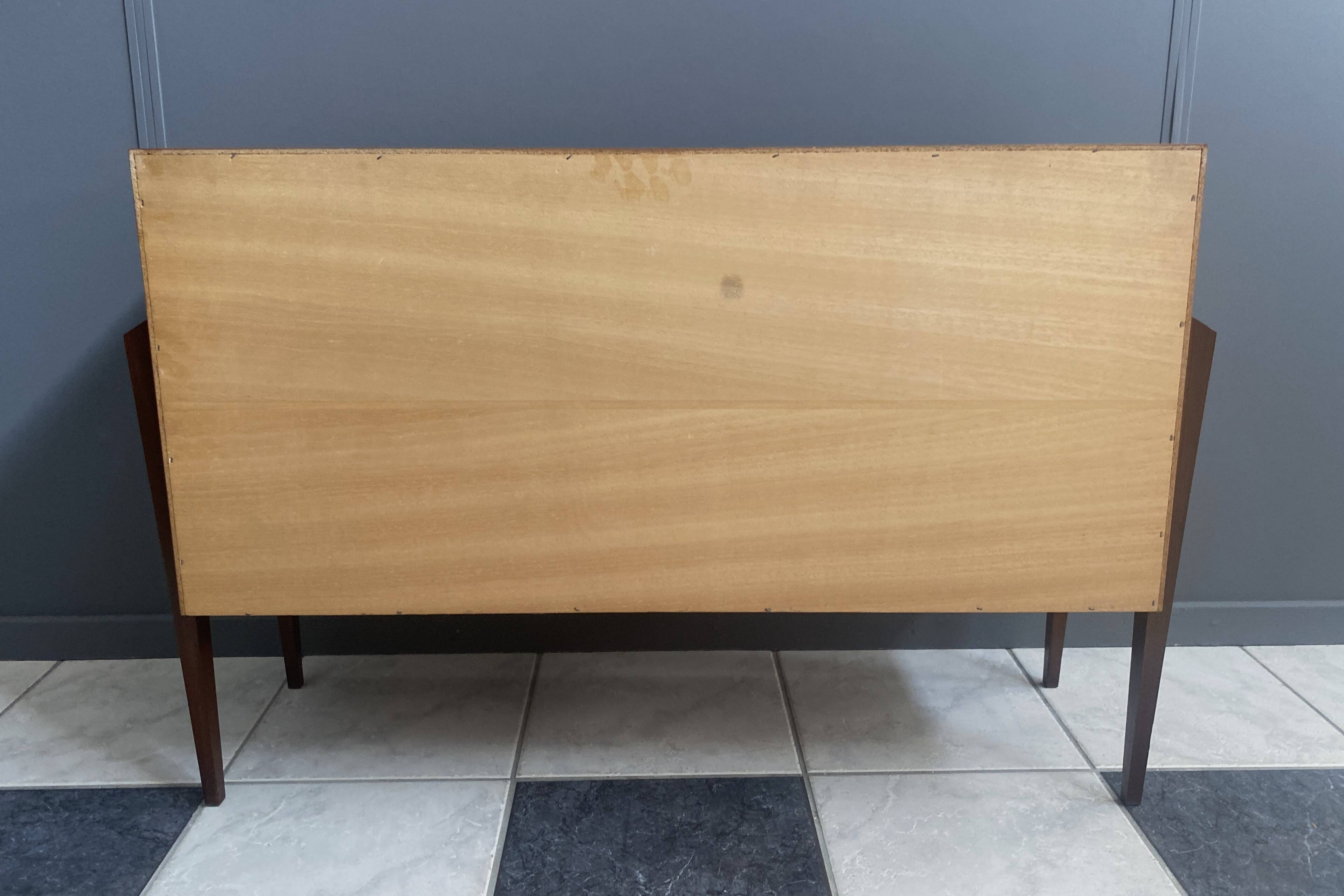 Petit buffet en teck avec façade sanglée, années 1960