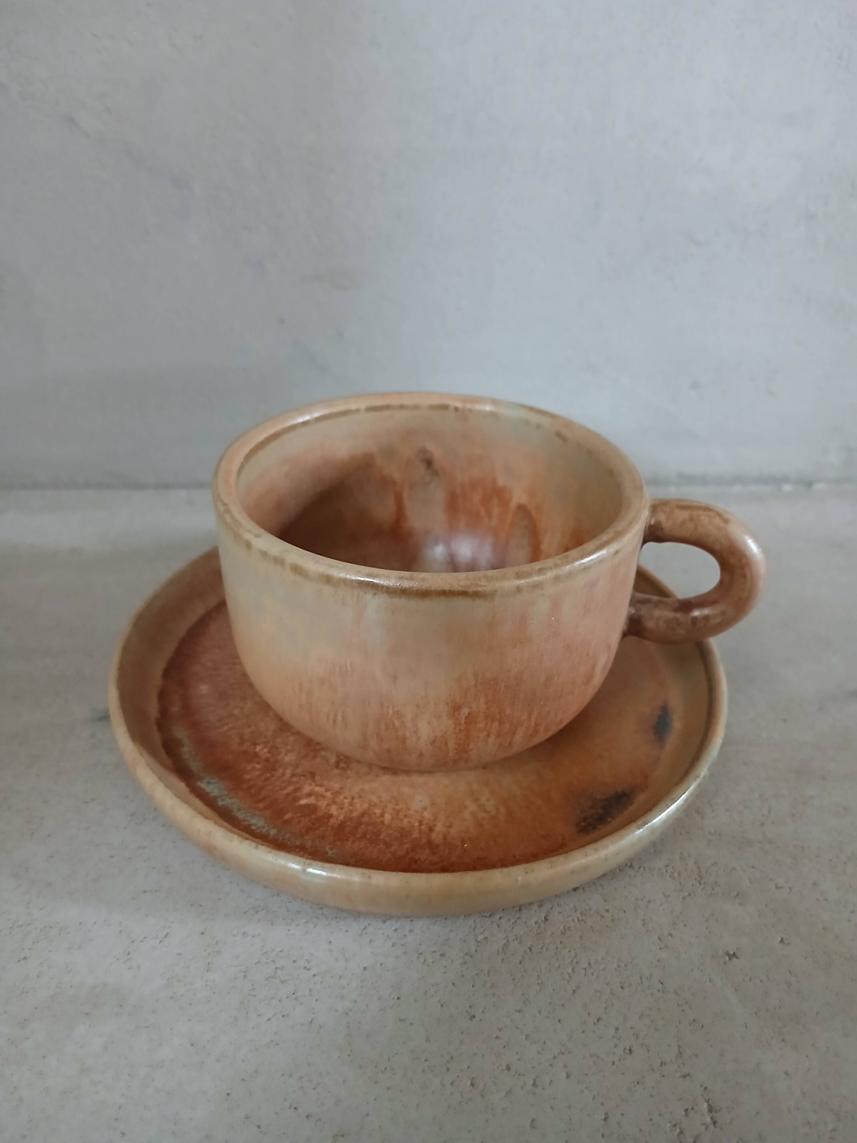 8 tasses anciennes avec soucoupes en grès
