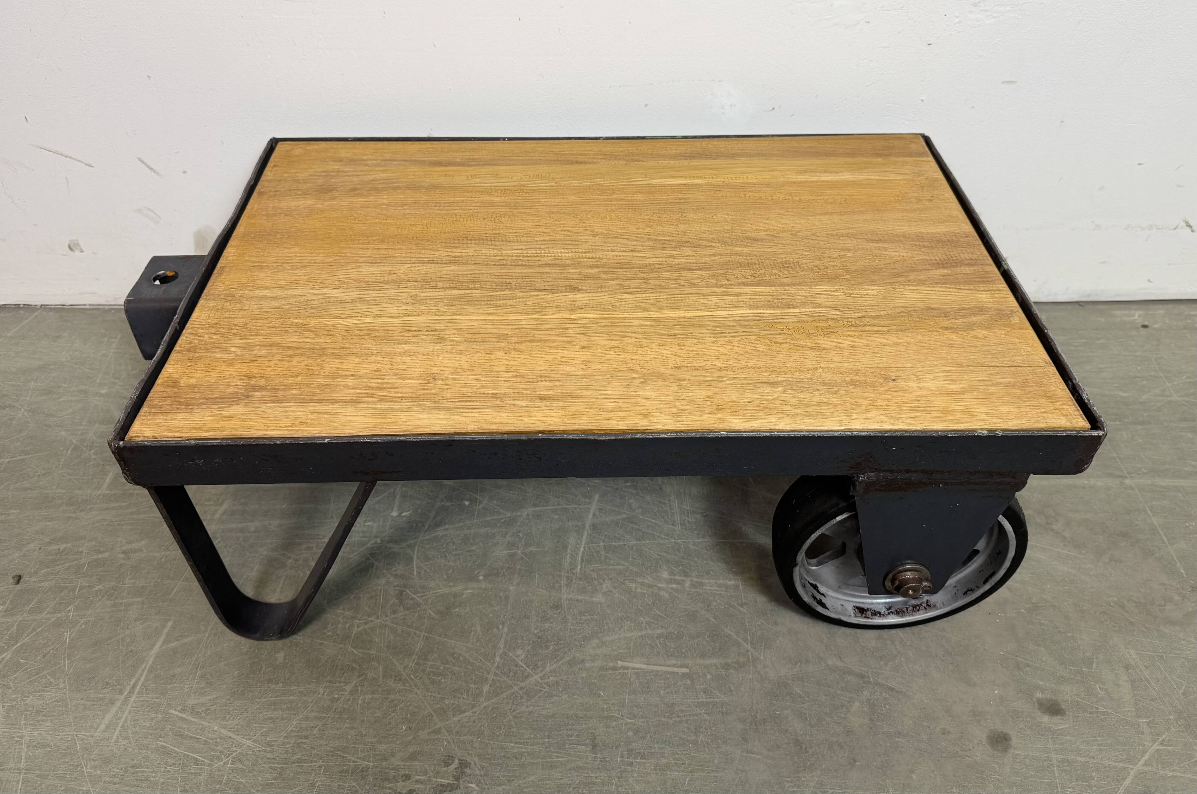Table basse industrielle noire, années 1960