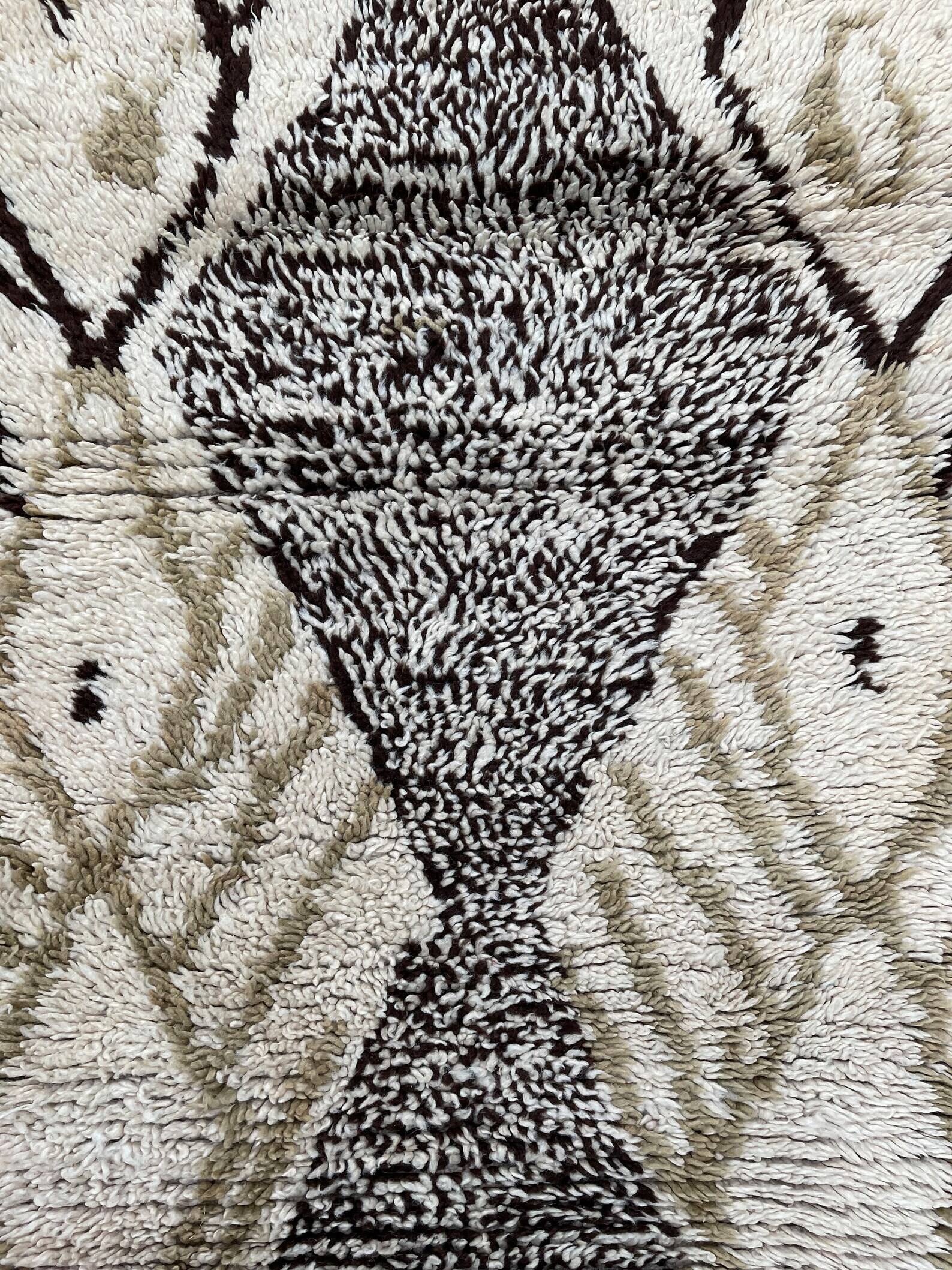 Moroccan beni ouarain Berber rug