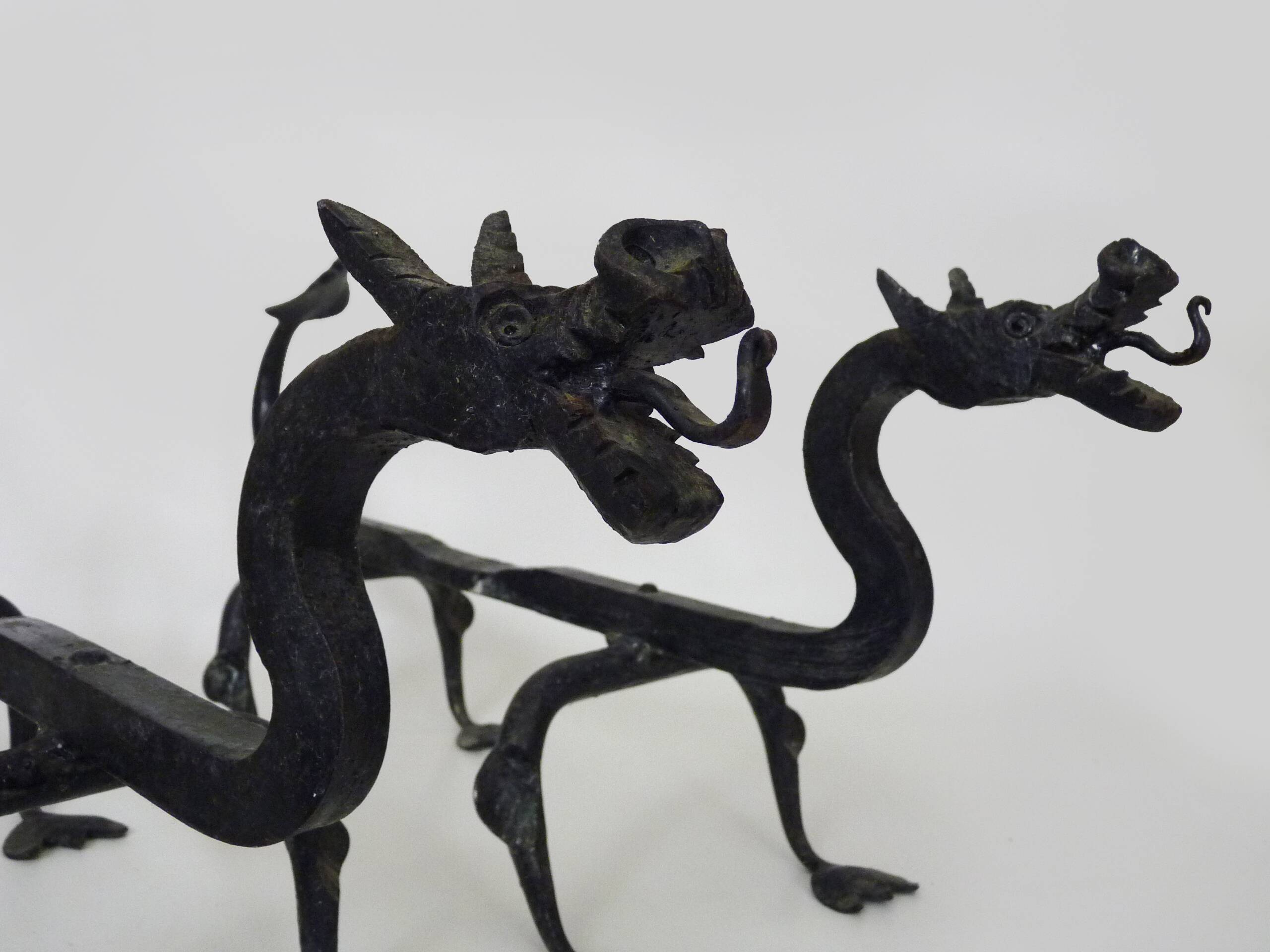 Paire de chenets de cheminée aux dragons en fer forgé
