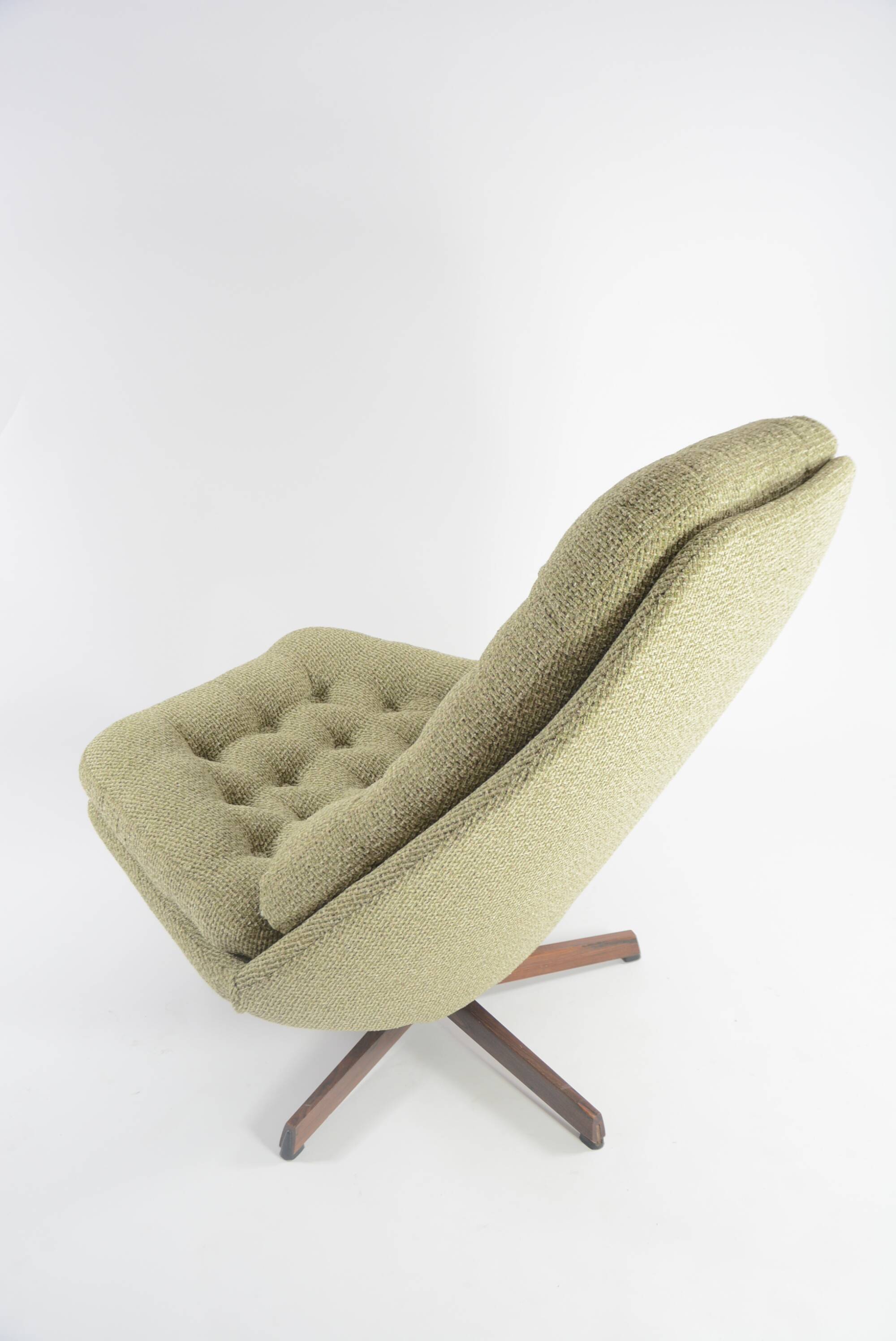 Chauffeuse pivotante scandinave verte