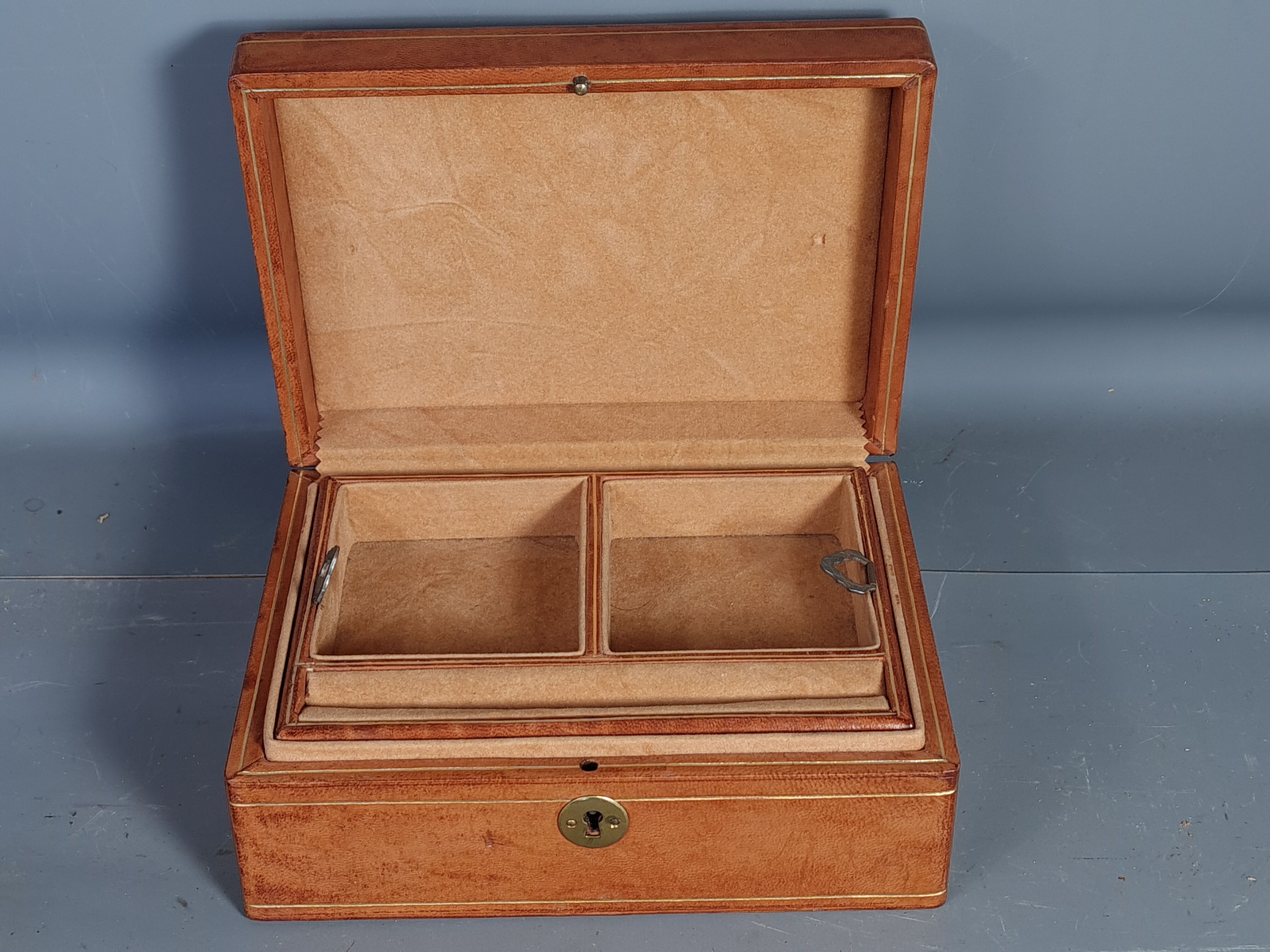 Boite bijoux ou couture cuir intérieur tissus propre