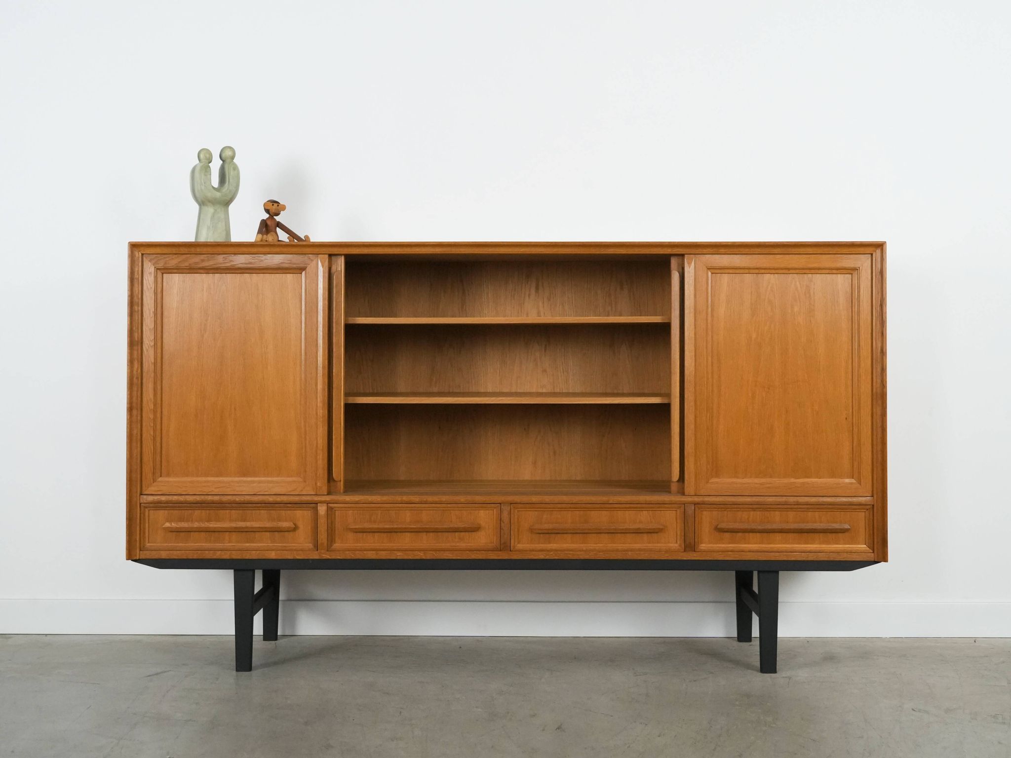 Buffet haut en chêne, design danois, années 1960, production : Danemark