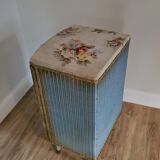 Meuble bleu pastel en rotin et tissu vintage