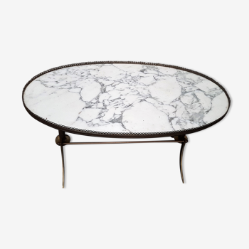 Table basse ovale avec une structure en laiton et un plateau en marbre