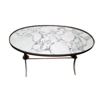 Table basse ovale avec une structure en laiton et un plateau en marbre