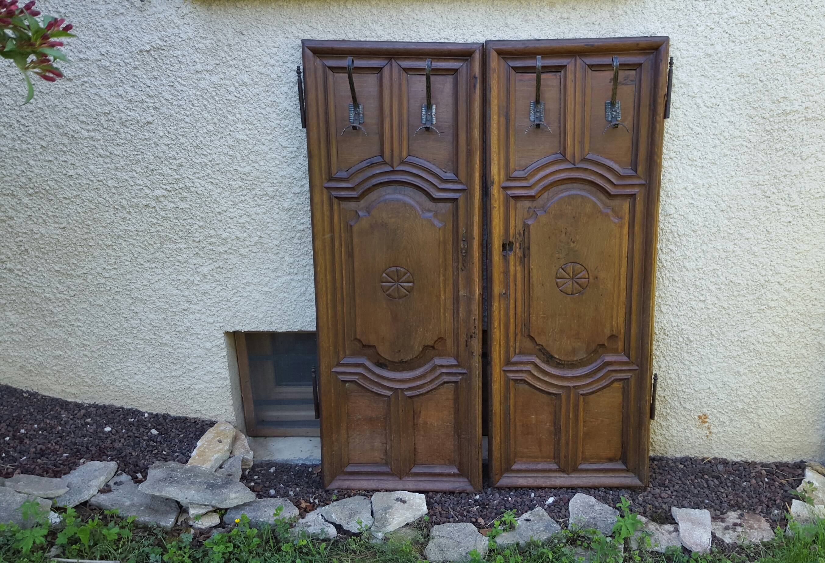 Pair of 18th-century carved doors with patères