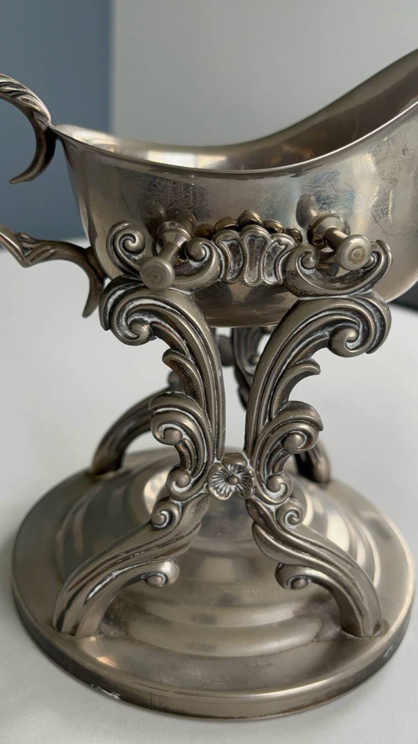 Royal sauce boat in silver-plated metal – chic baroque style