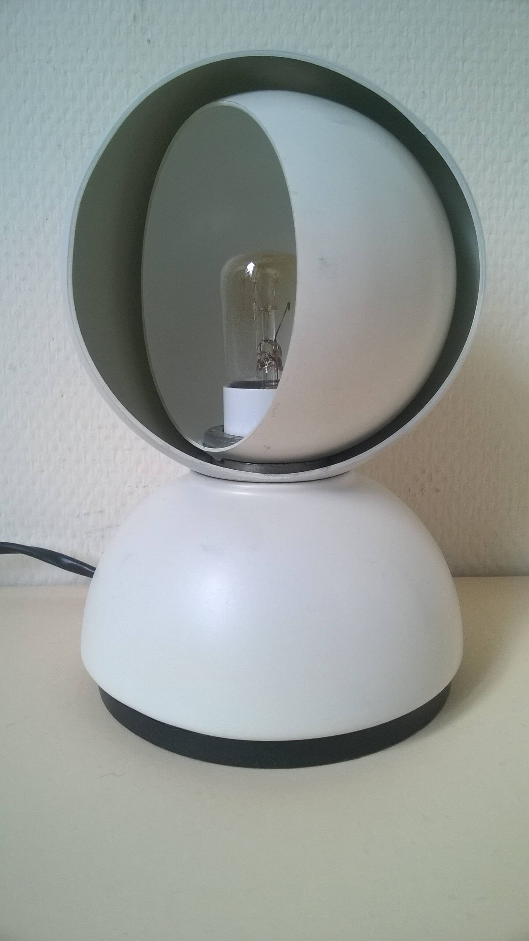 Lampe de table design Artemide modèle Eclisse par Vico Magistretti