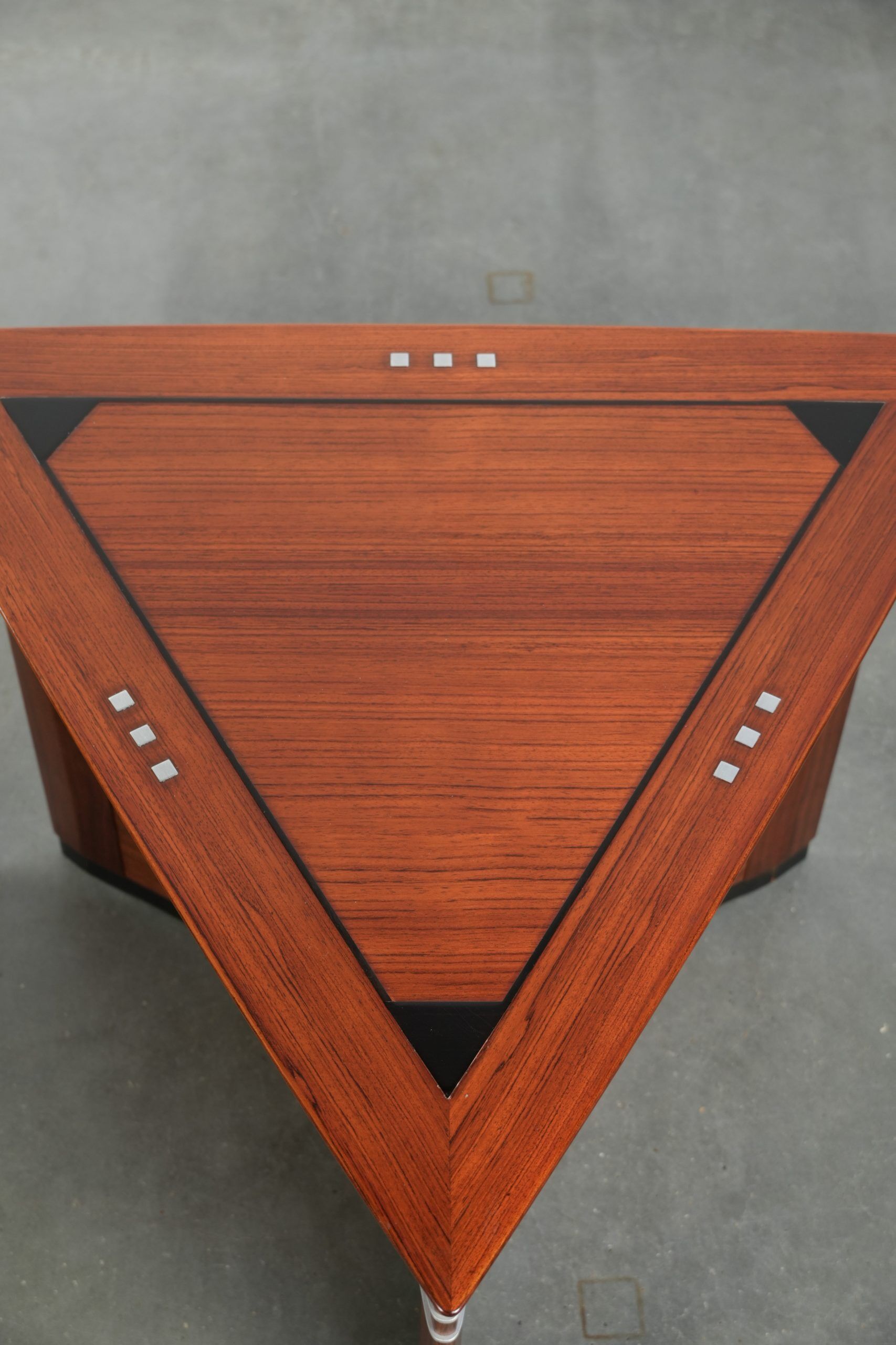 Ensemble de luxe de 2 tables d'appoint/à café en forme de triangle au design Art Déco.