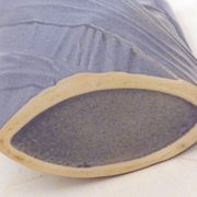 Vase mauve, rubans drapés en relief