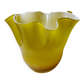 Vase Fazzoletto en verre soufflé italien, opaline doublée jaune, Murano 1960-70