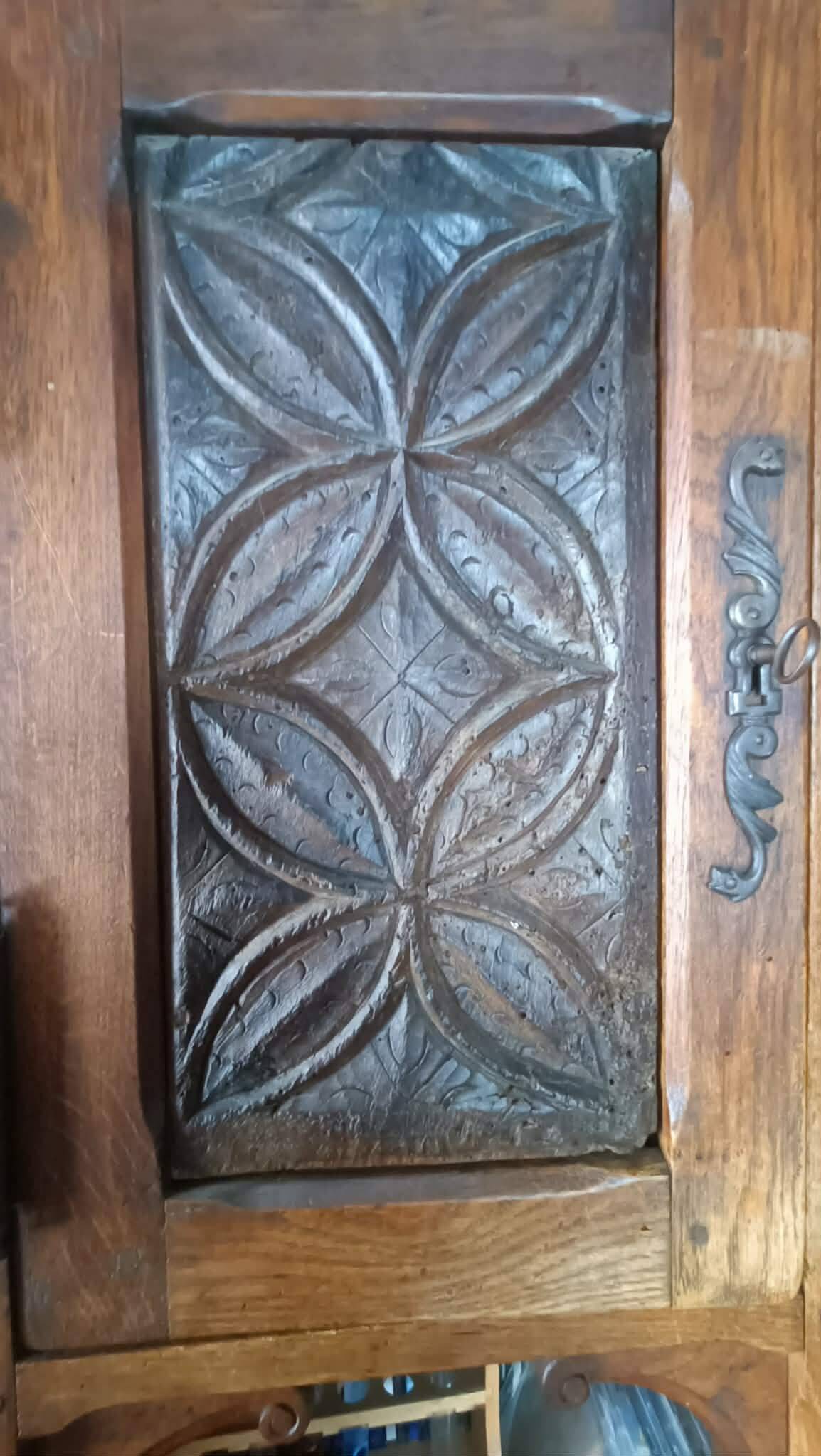 Grand meuble breton ancien en chêne – éléments sculptés anciens