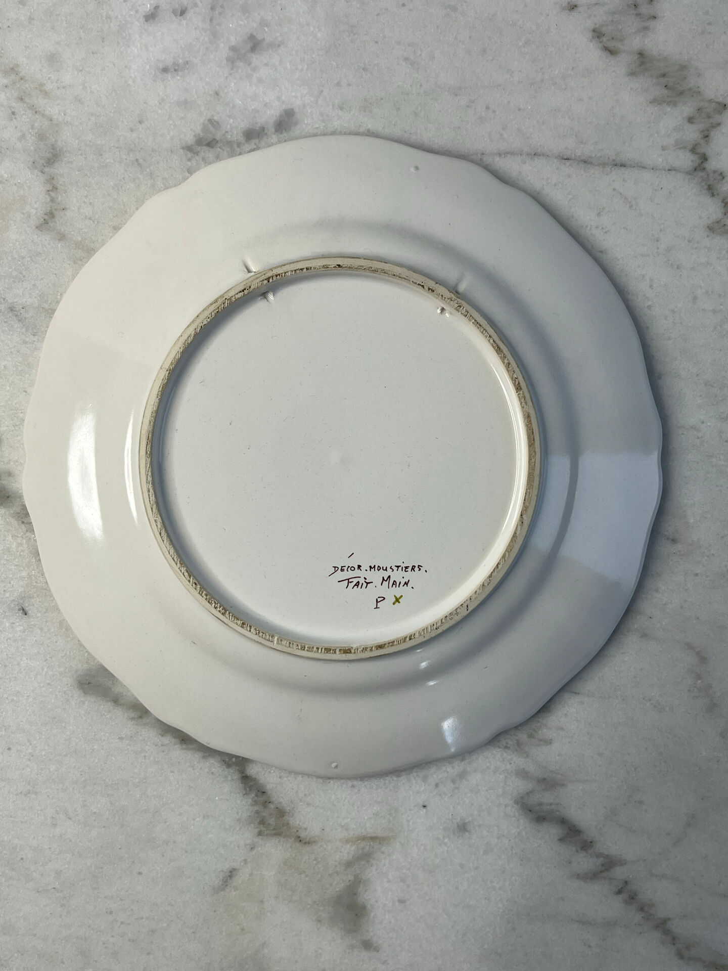 Assiette en faïence de Moustiers signée 23cm