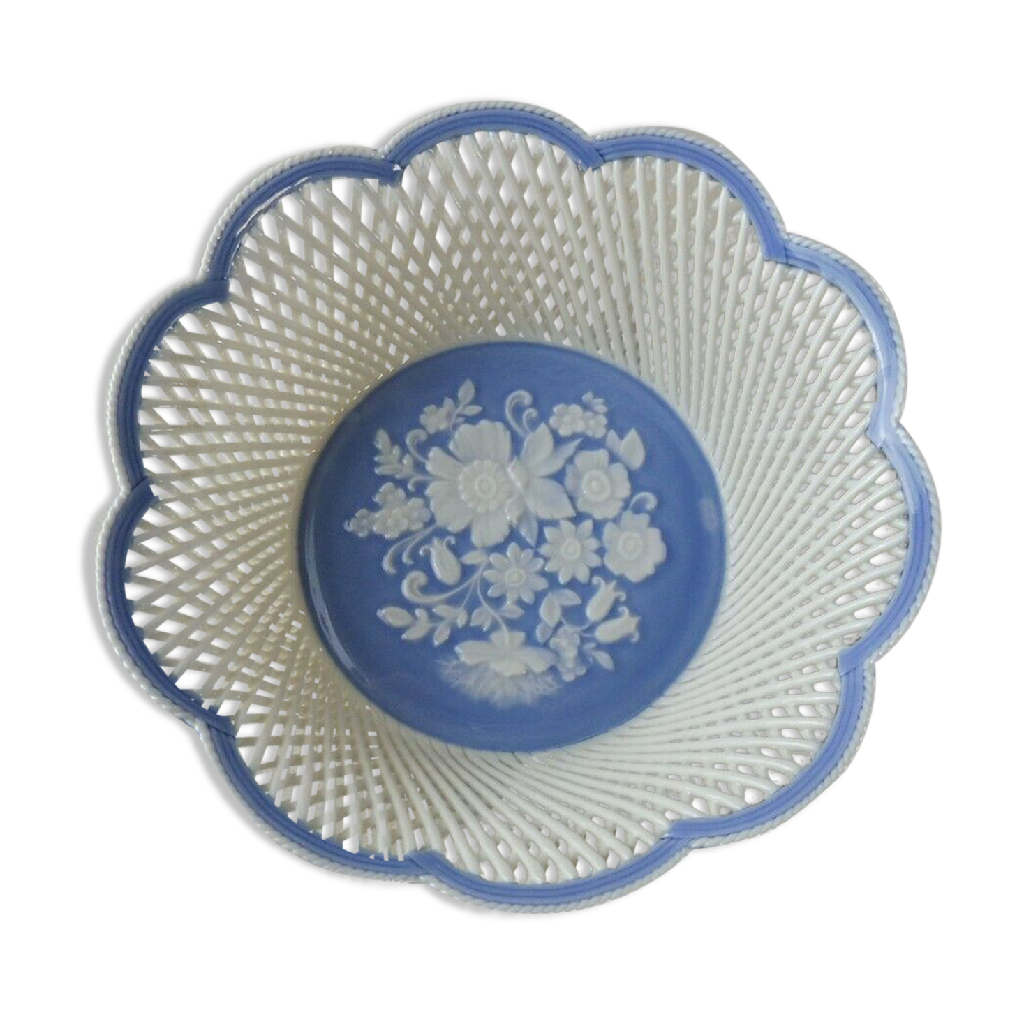 Old small basket in openwork porcelain, Moga Romania 86