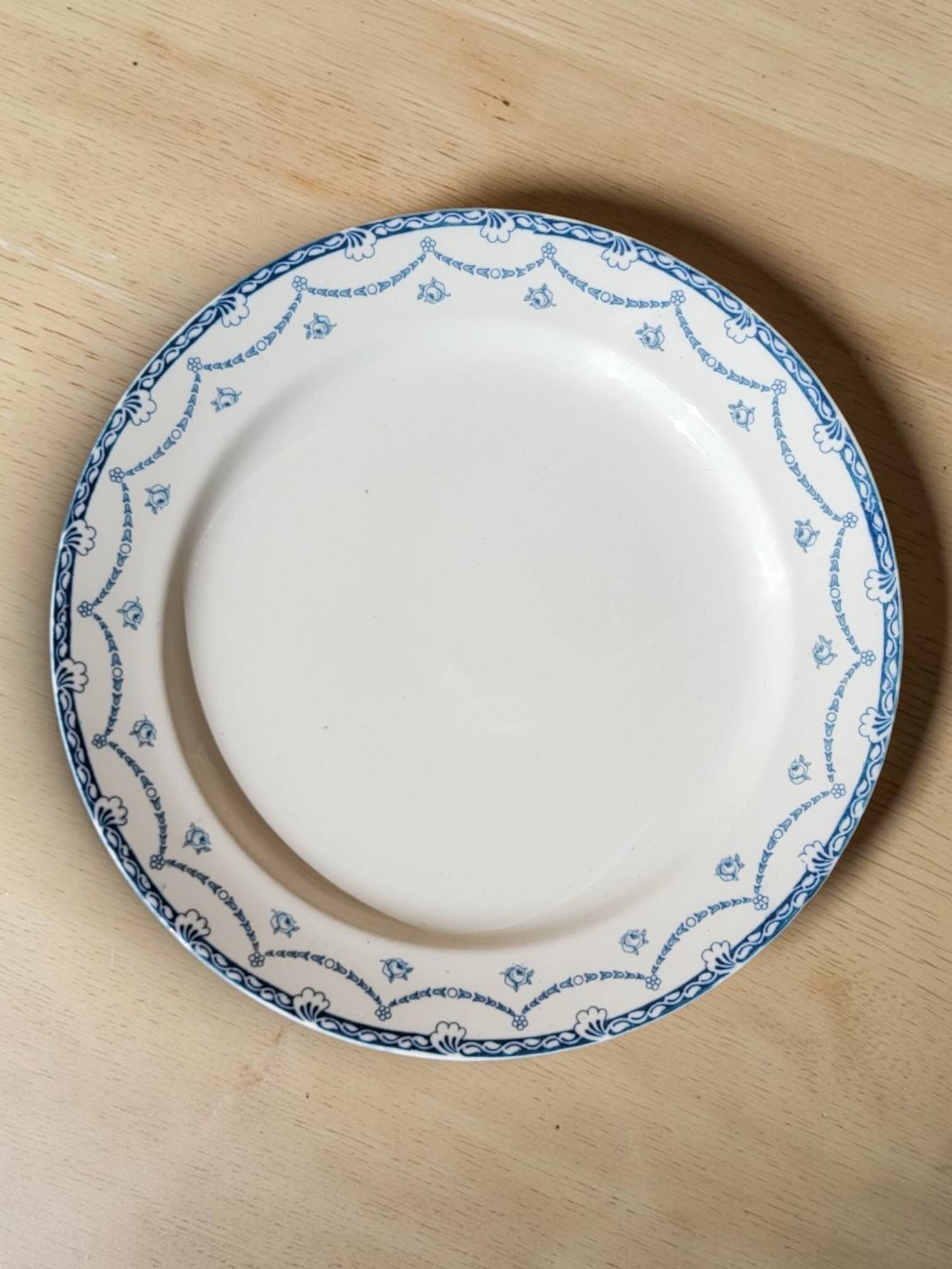 Round semi-deep plate in English earthenware "Cheltenham" — F. Winkle & Co.