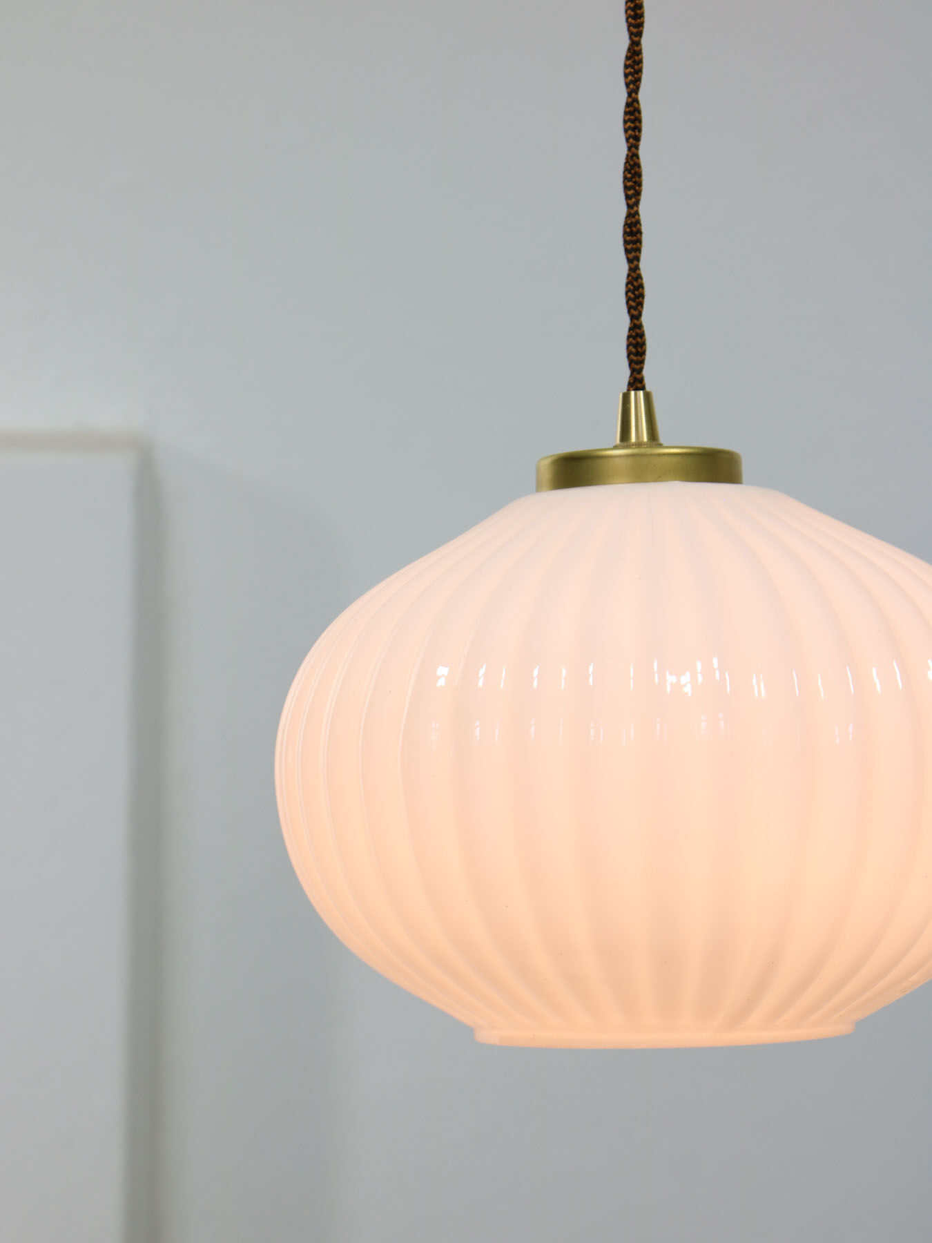 Suspension vintage en verre opalin & laiton