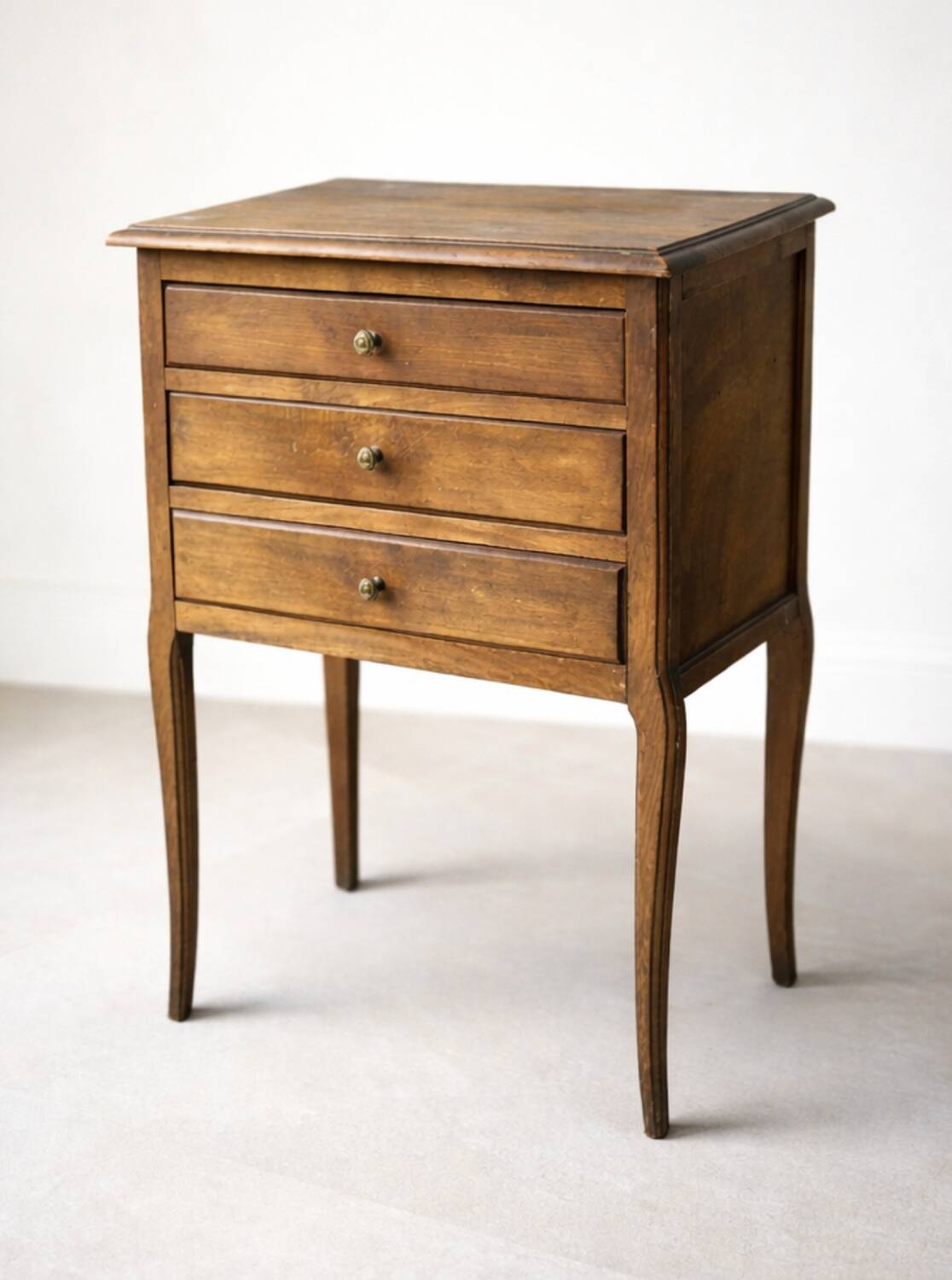 Chevet ancien en bois – 3 tiroirs – pieds galbés – esprit maison de fa