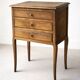 Chevet ancien en bois – 3 tiroirs – pieds galbés – esprit maison de fa