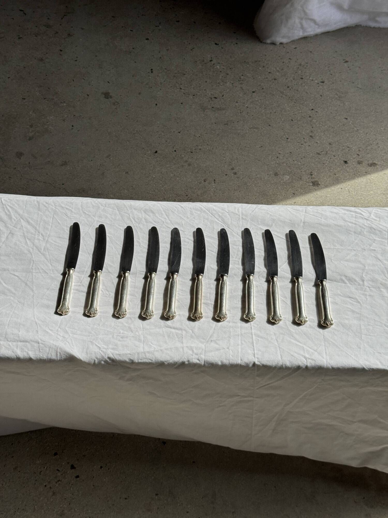 Lot de 11 couteaux anciens en acier inoxydable manches plaqués argent