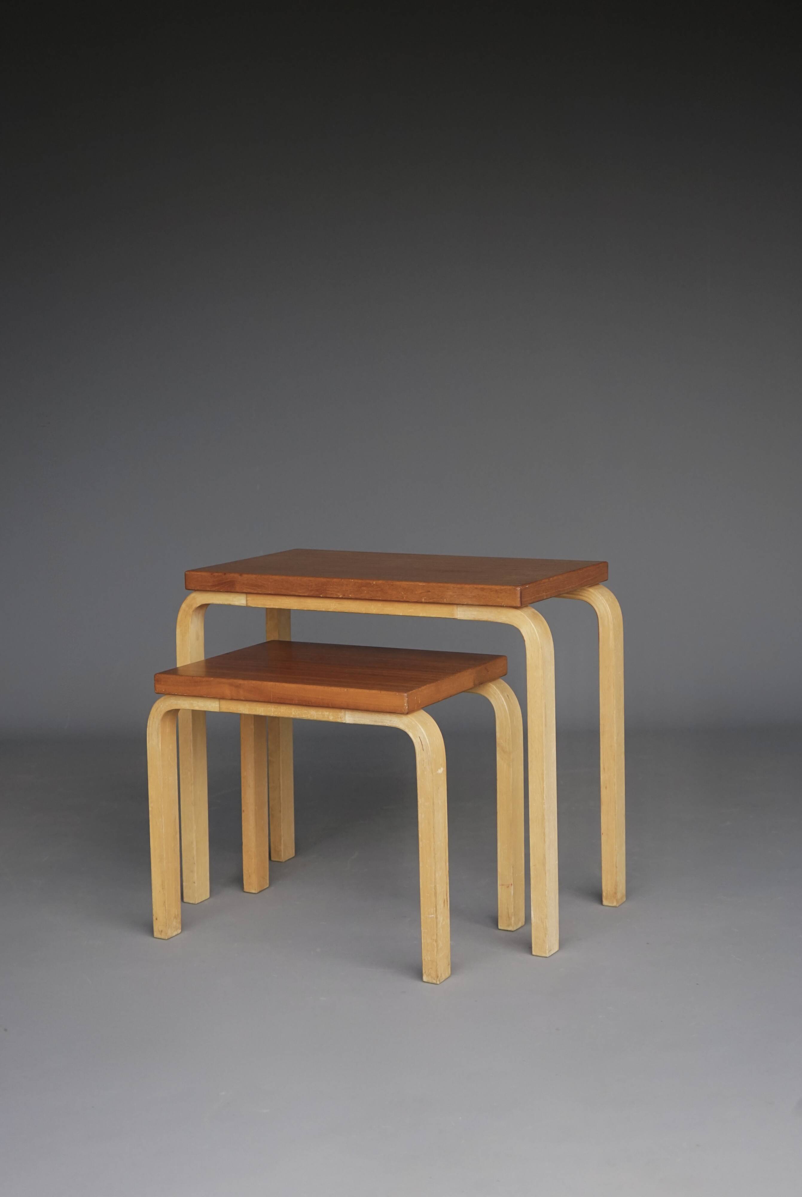 Tables gigognes modèle 88 par Alvar Aalto pour Artek, années 1960. Lot de 2