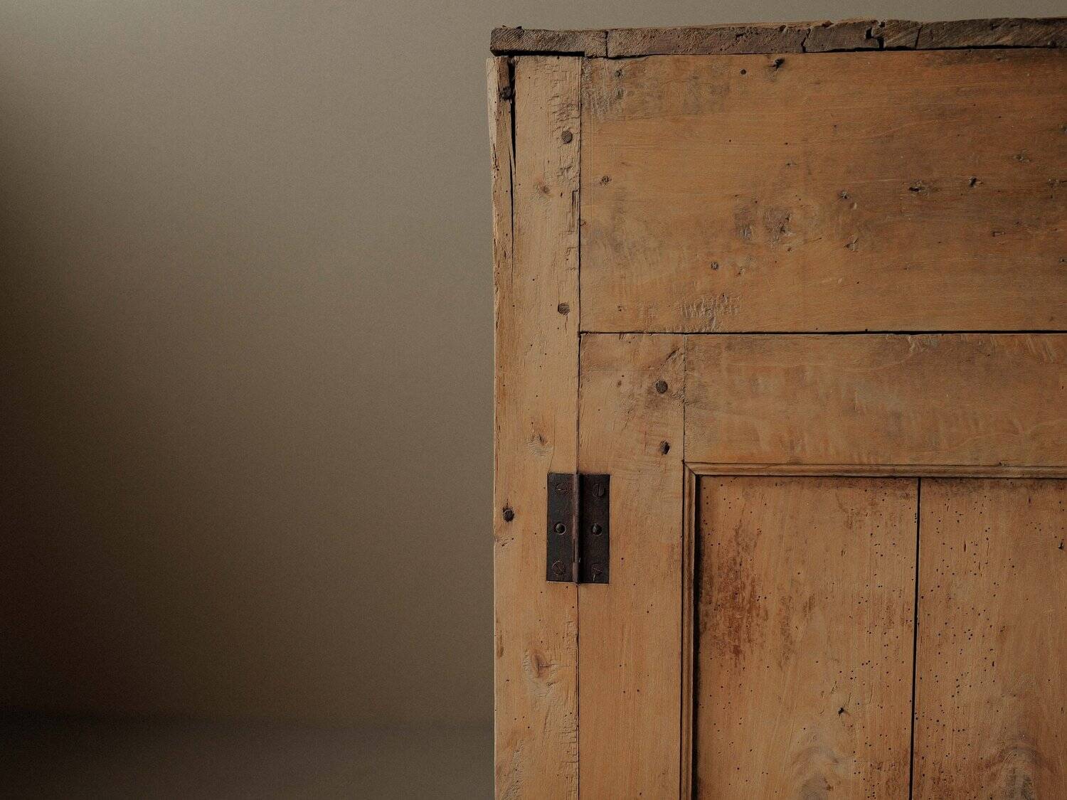 Petit meuble paysan en bois massif, vers 1900