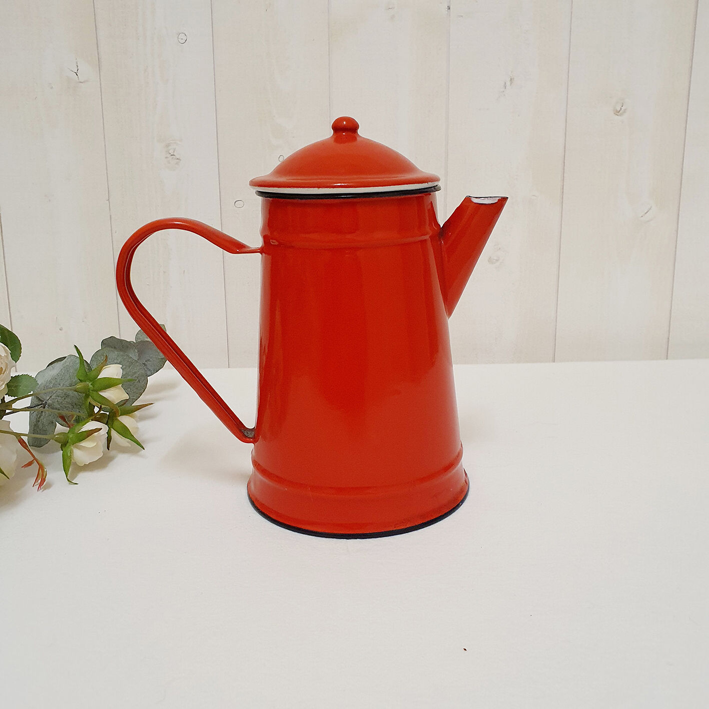 Red enamelled sheet metal coffee maker