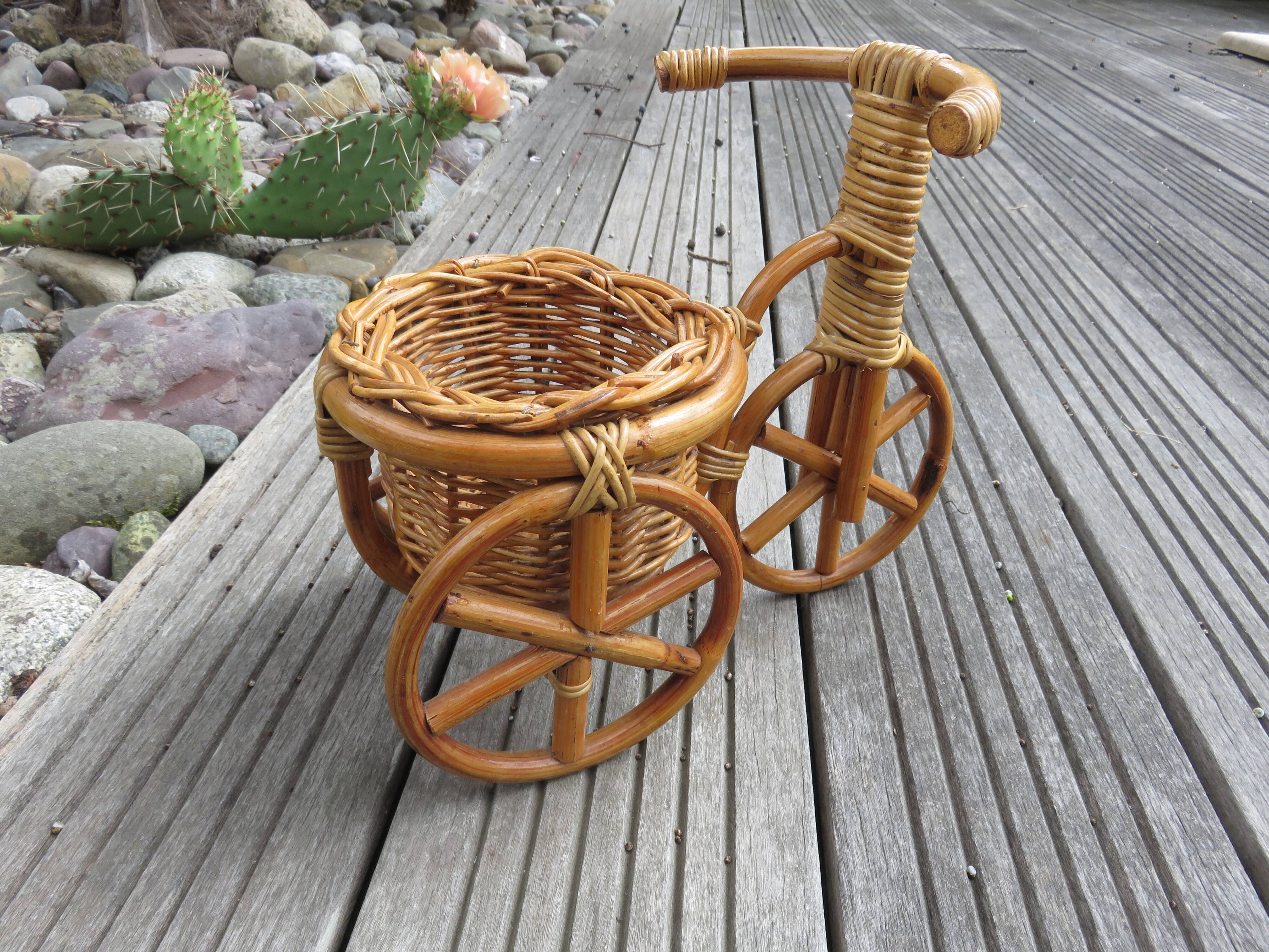 Cache pot en rotin et bambou tricycle vélo années 60 70