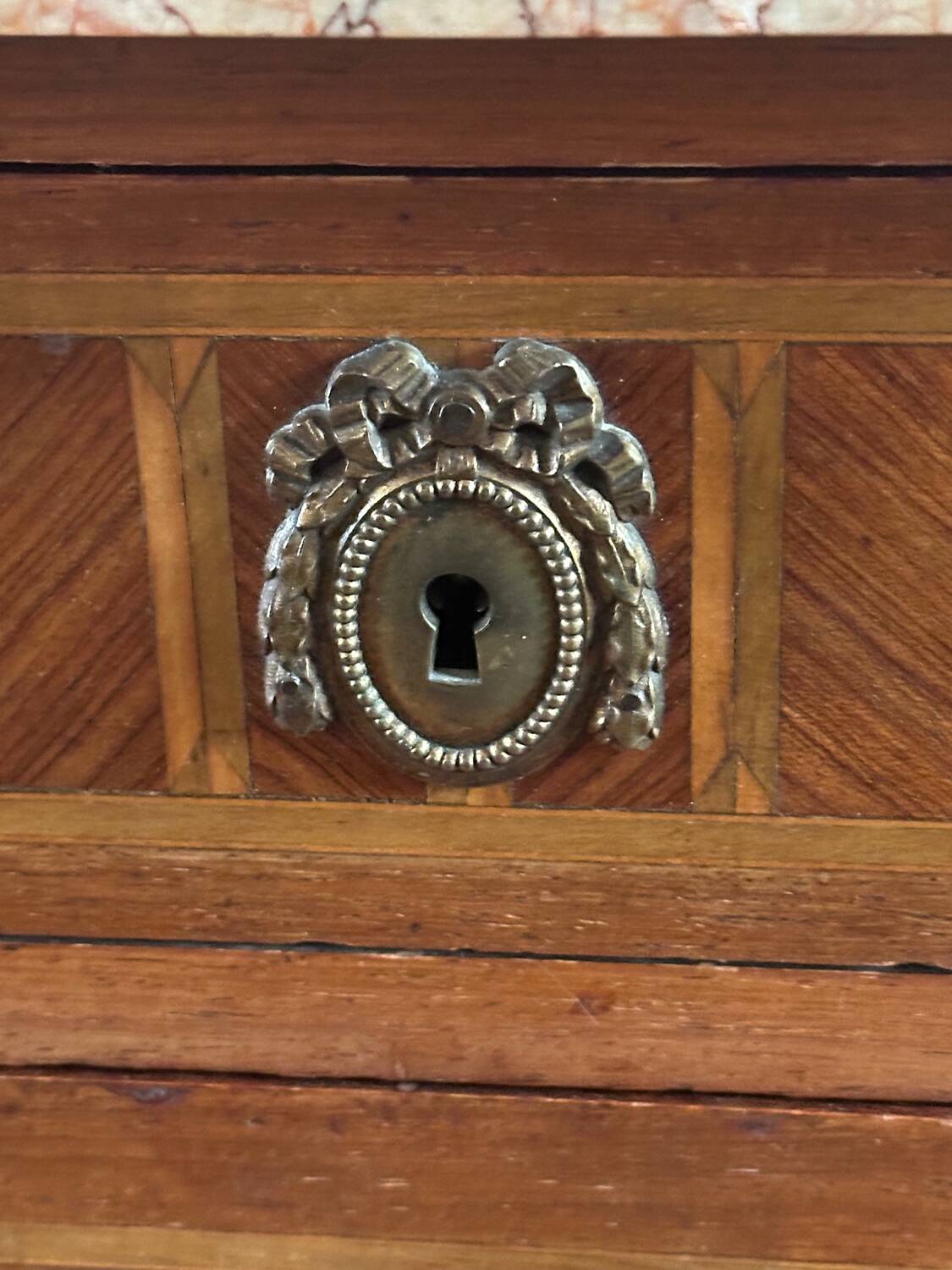 Louis XVI style chest of drawers, spinning top legs - transition style marquetry