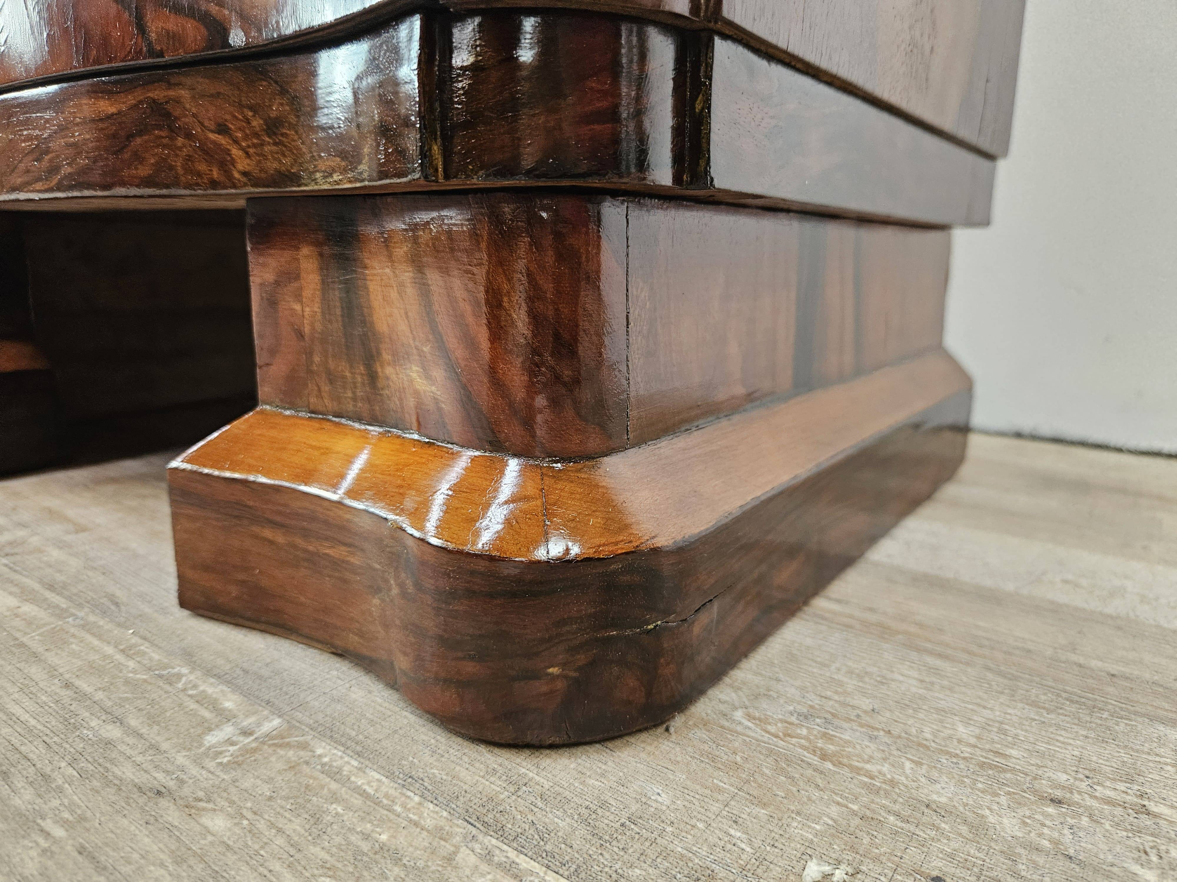 Art Decò bedside tables in walnut burl with brass knobs