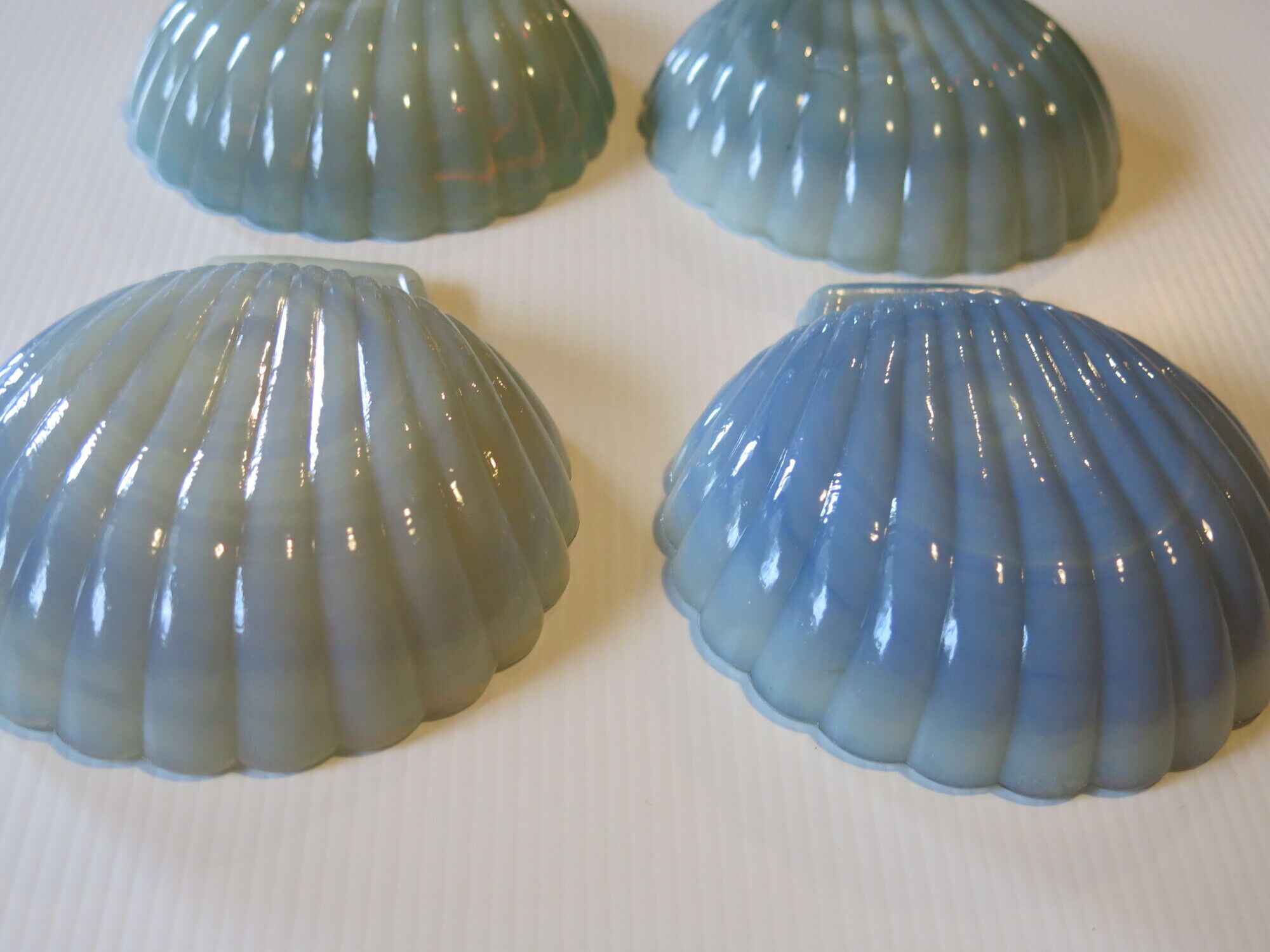 6 dishes with scallops in opaline from Arcopal in very good condition