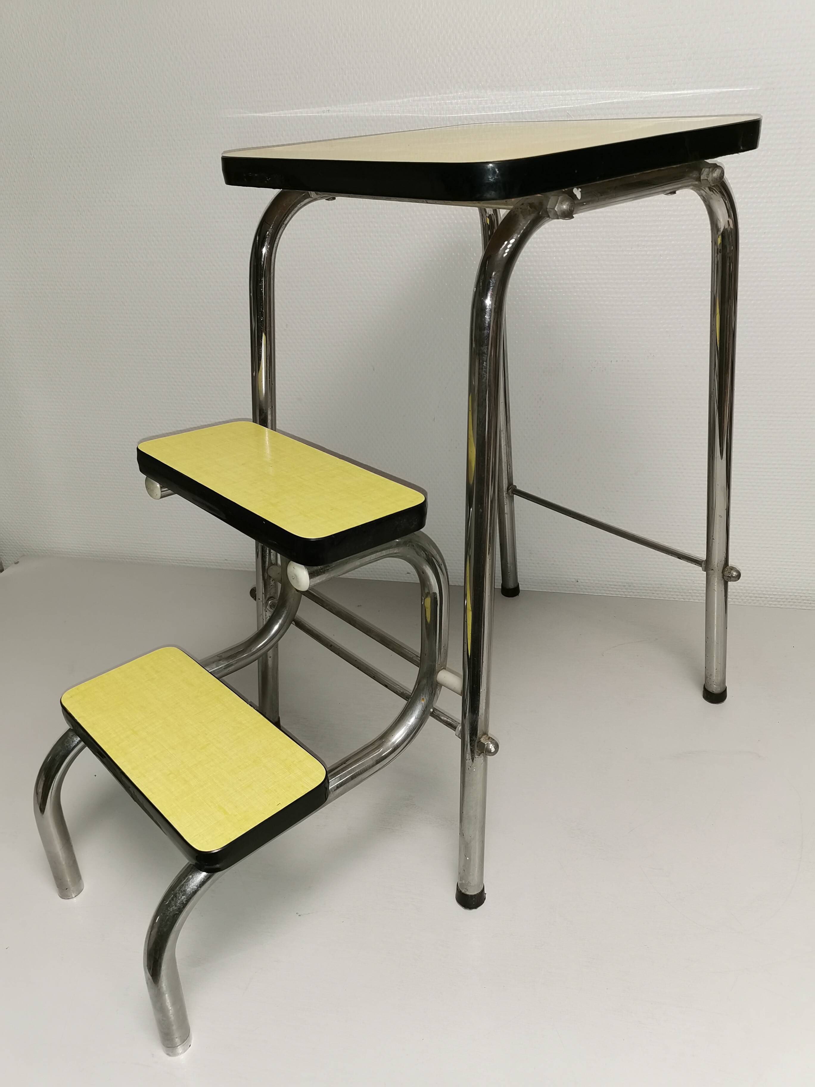 Vintage 3-step stool / step stool in yellow formica