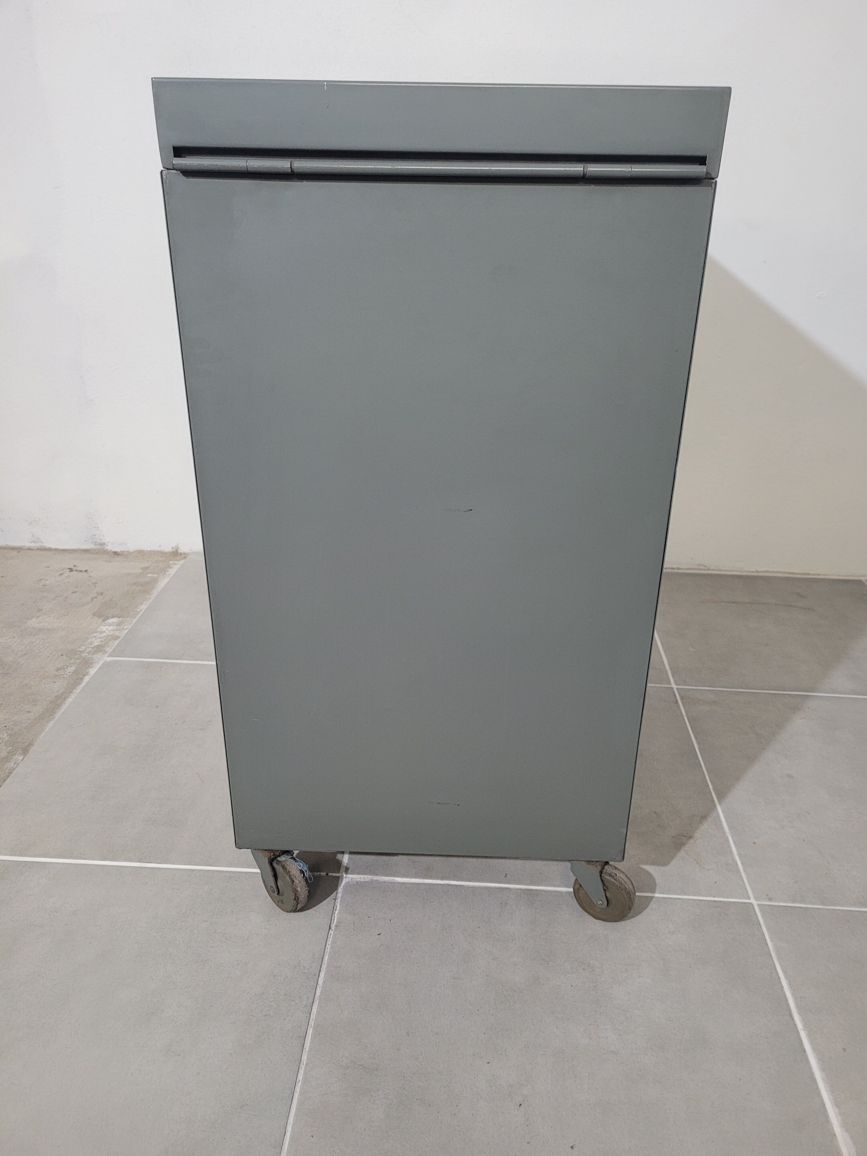 Industrial locker on wheels for hanging backrests