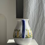 Grande carafe blanche en terre cuite à motif de frise stylisée verte jaune