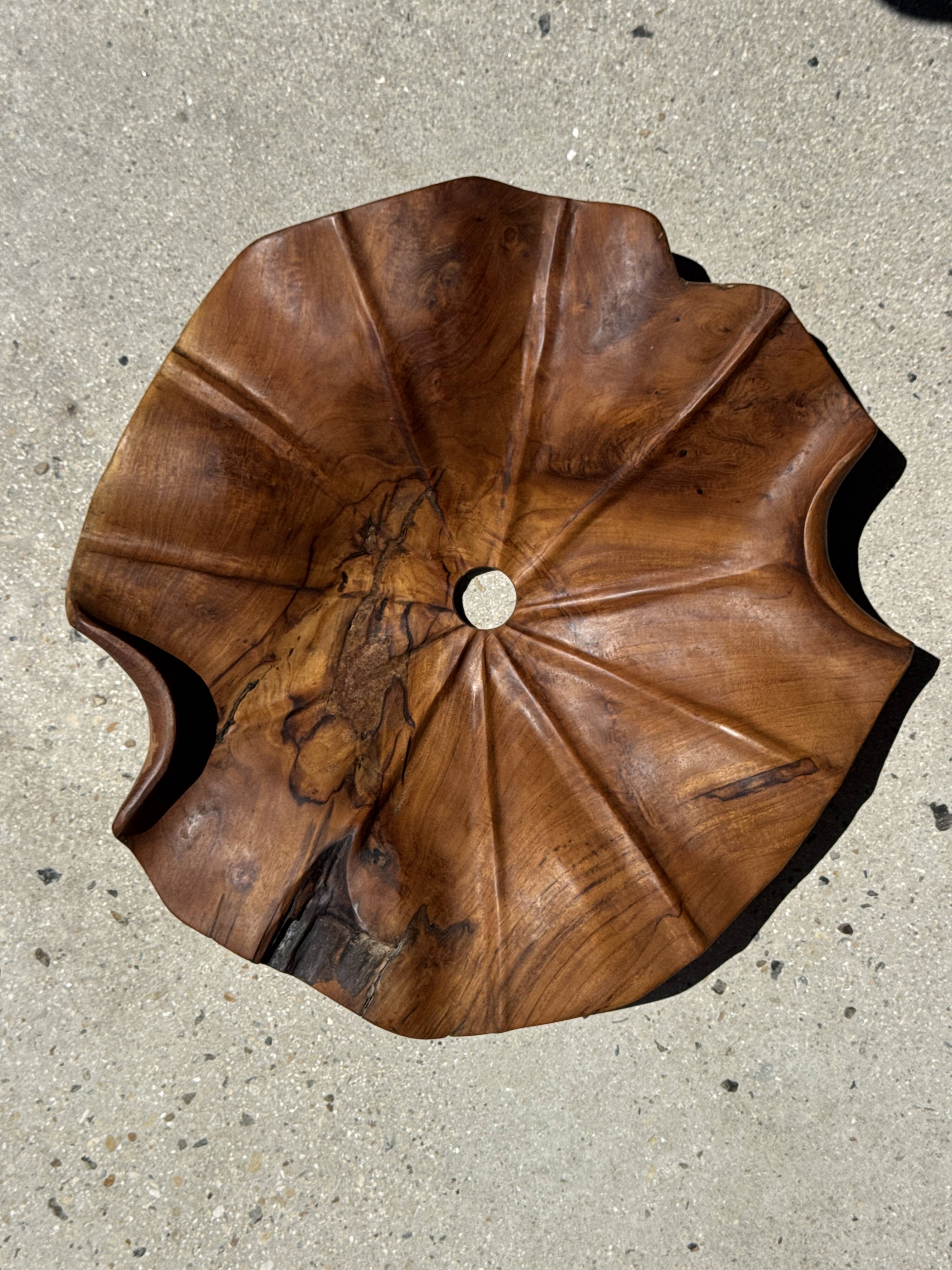 Large wavy flat leaf suspension in teak with flower stripes D:50