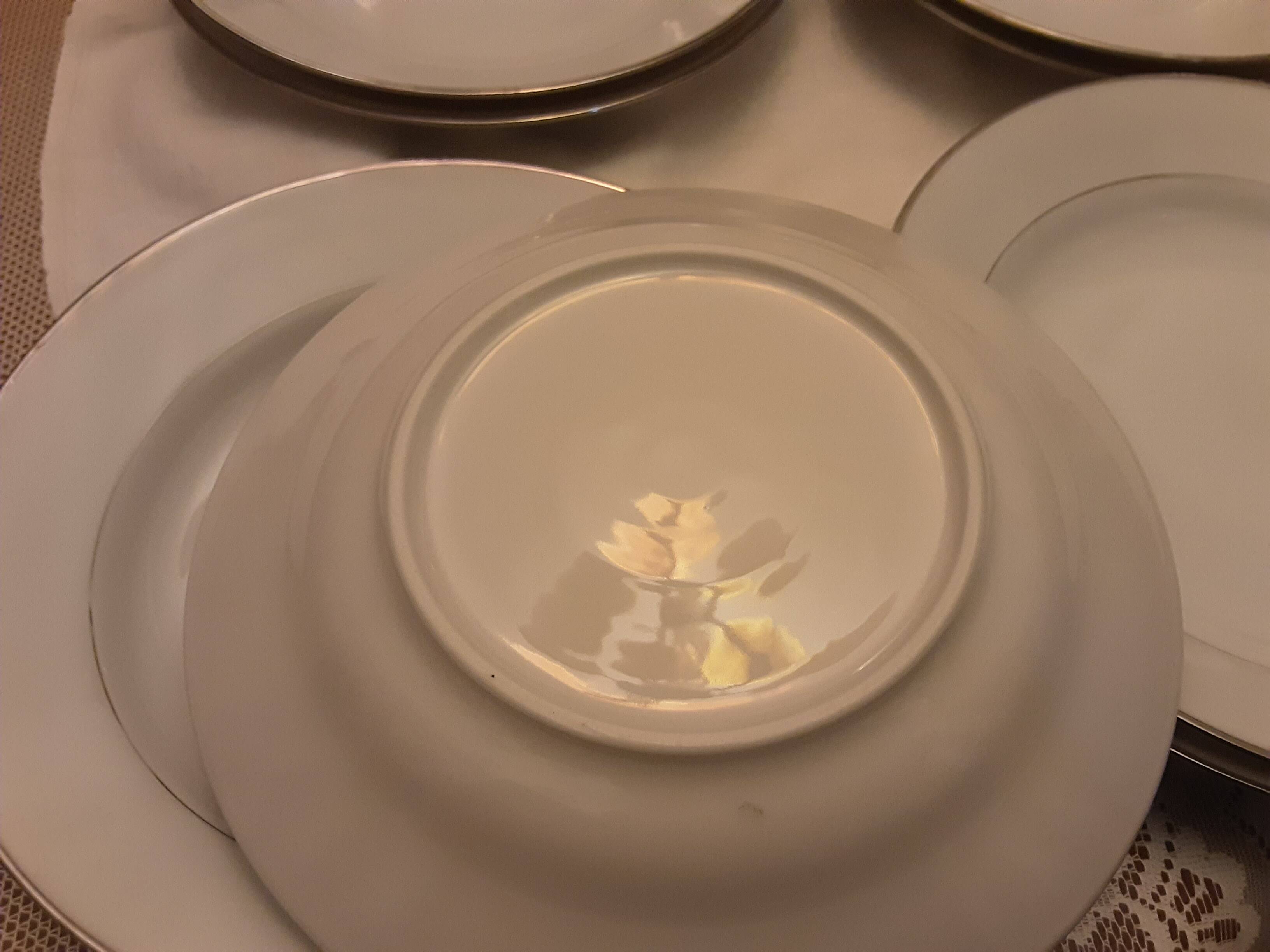 12 deep plates in Limoges porcelain, white and silver.