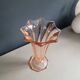 Vase tulipe vintage en verre moulé rose
