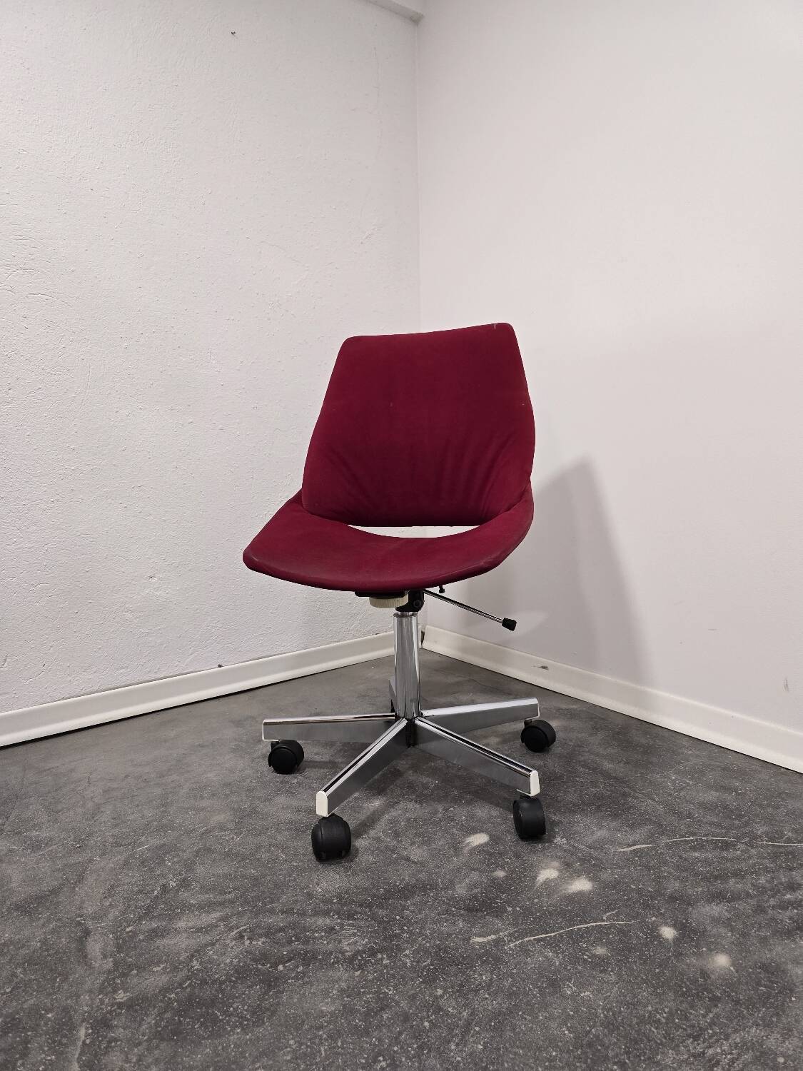 Chaise de bureau pivotante rouge des années 1970