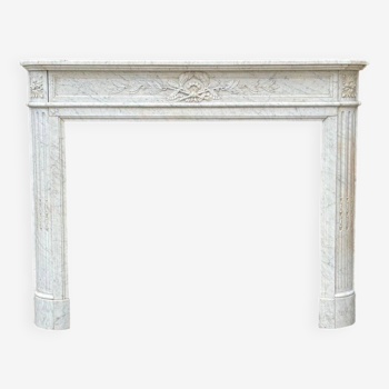 Cheminée de style Louis XVI demi lune en marbre blanc de carrare vers 1880