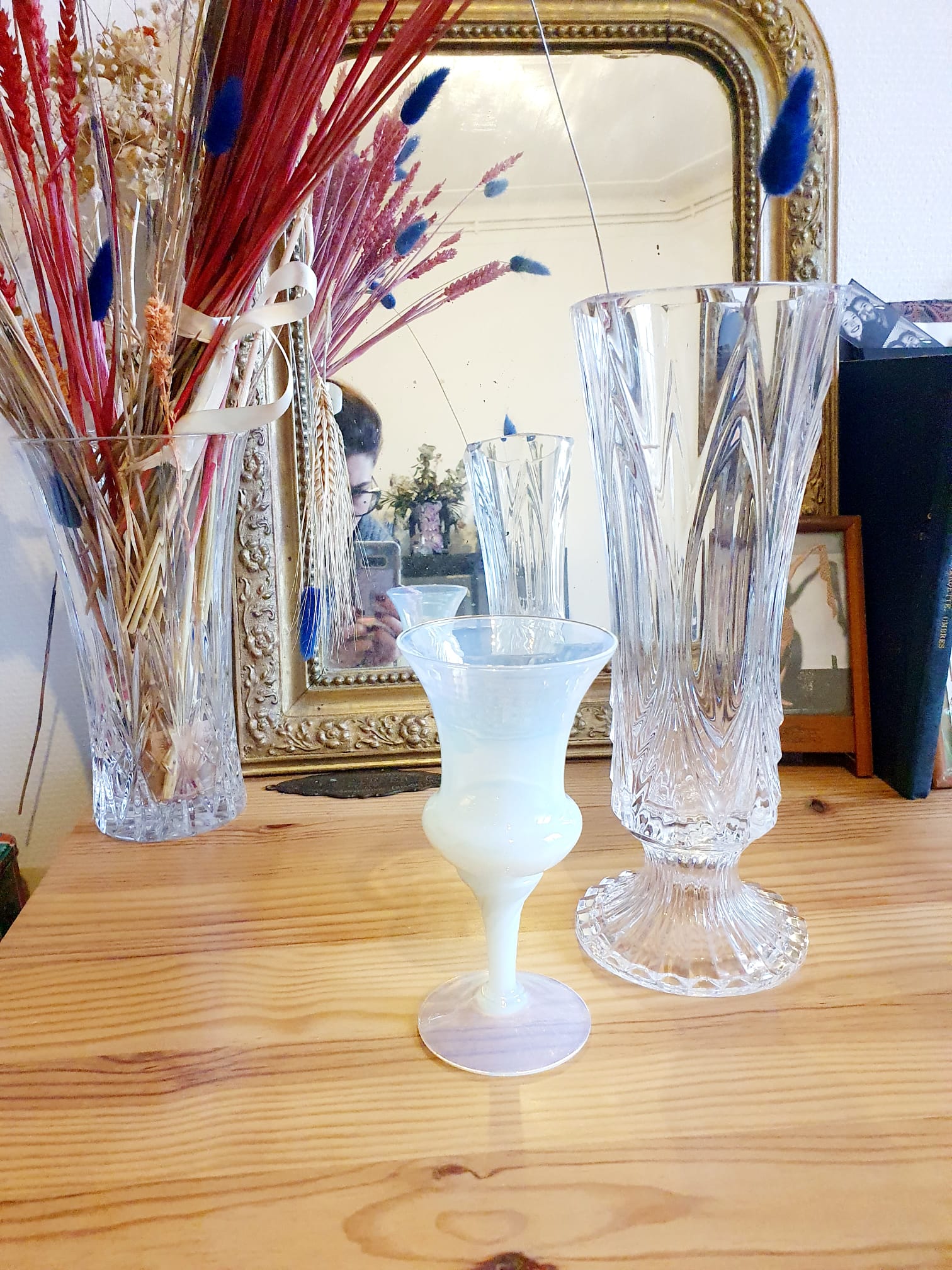 Free-standing glass vase