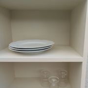 Bibliothèque vintage années 50 rénovée en beige.