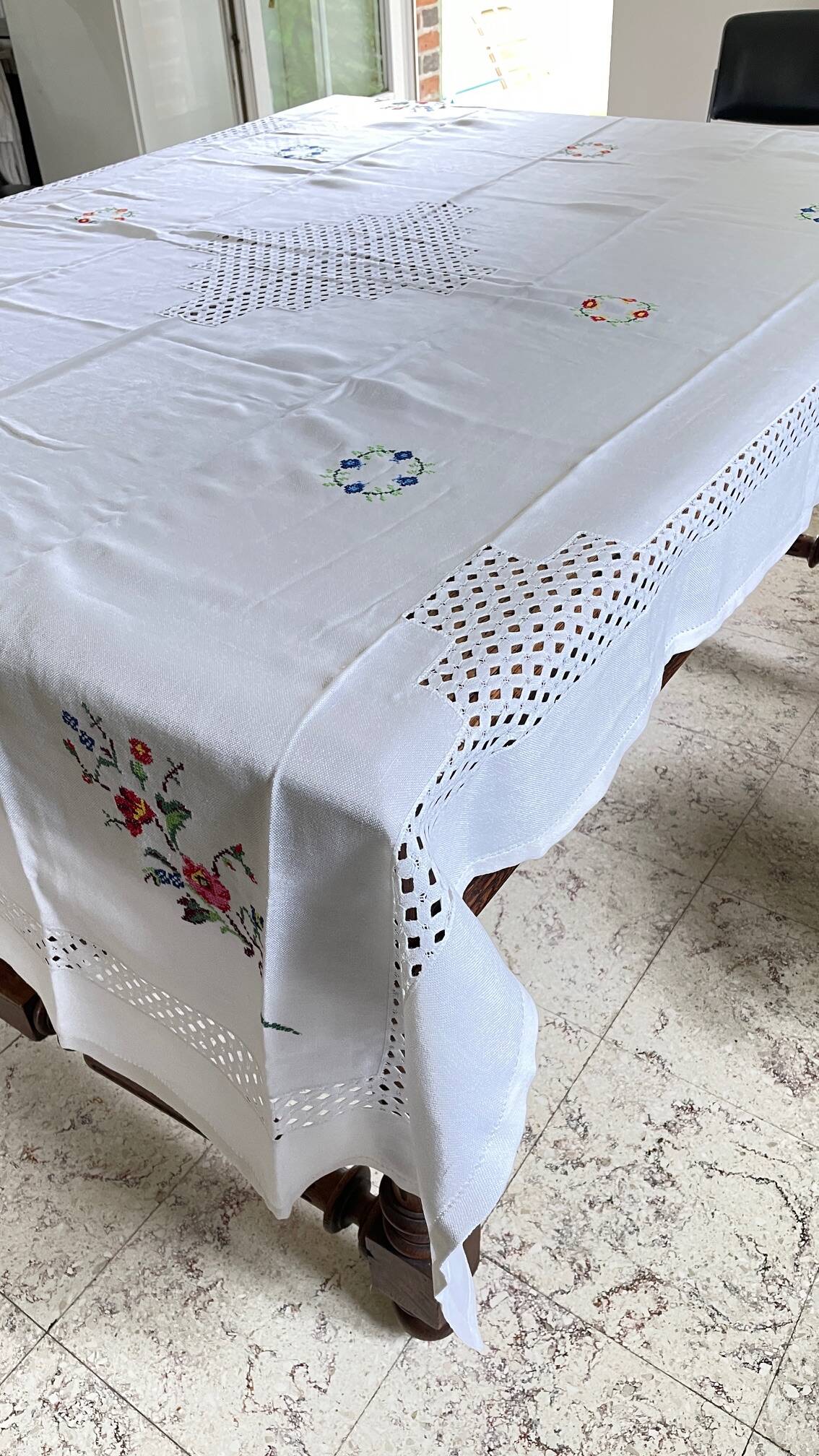 Embroidered tablecloth + 12 vintage napkins