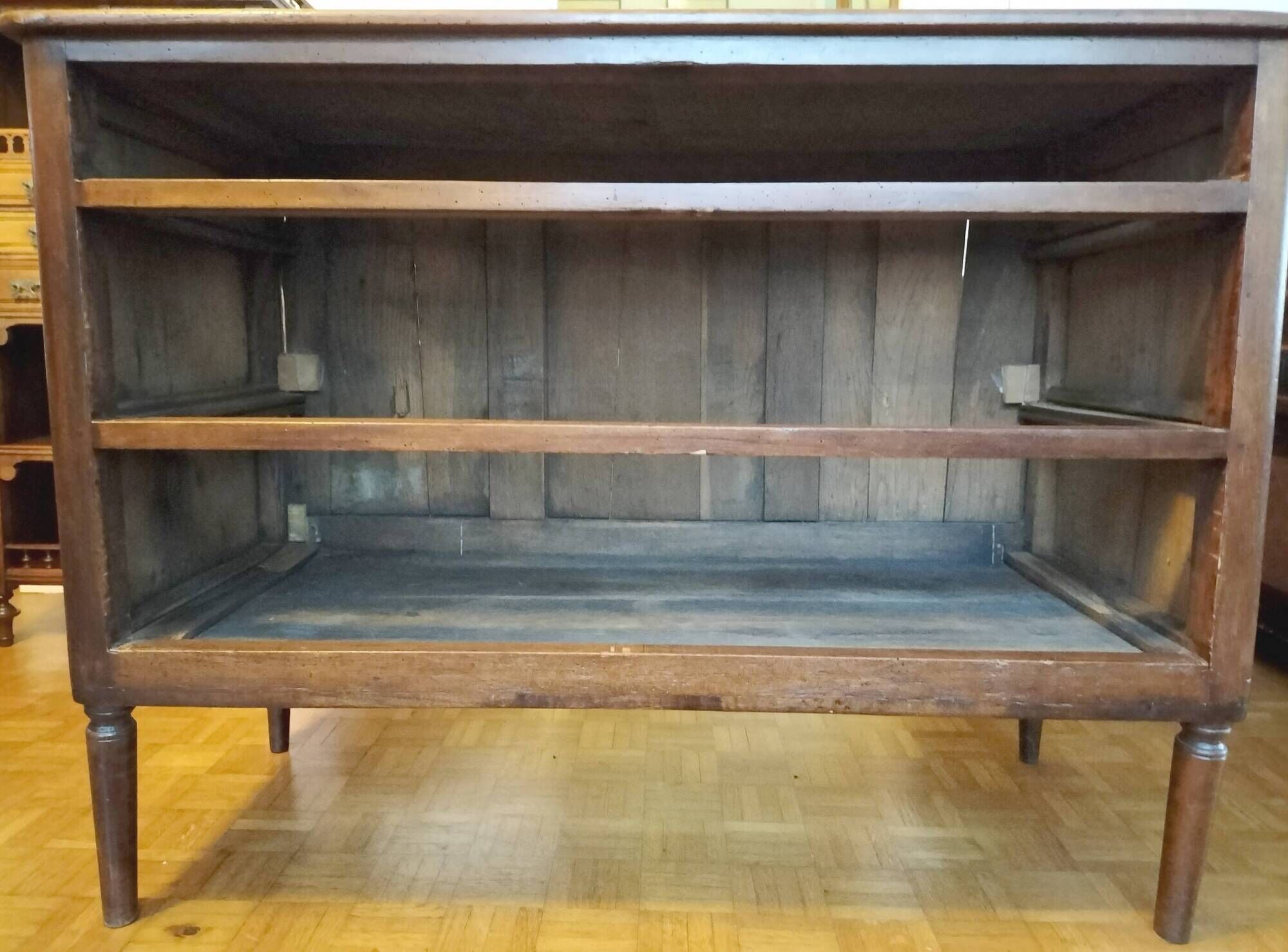 Jumping chest of drawers with 3 drawers in solid walnut, Restoration style.