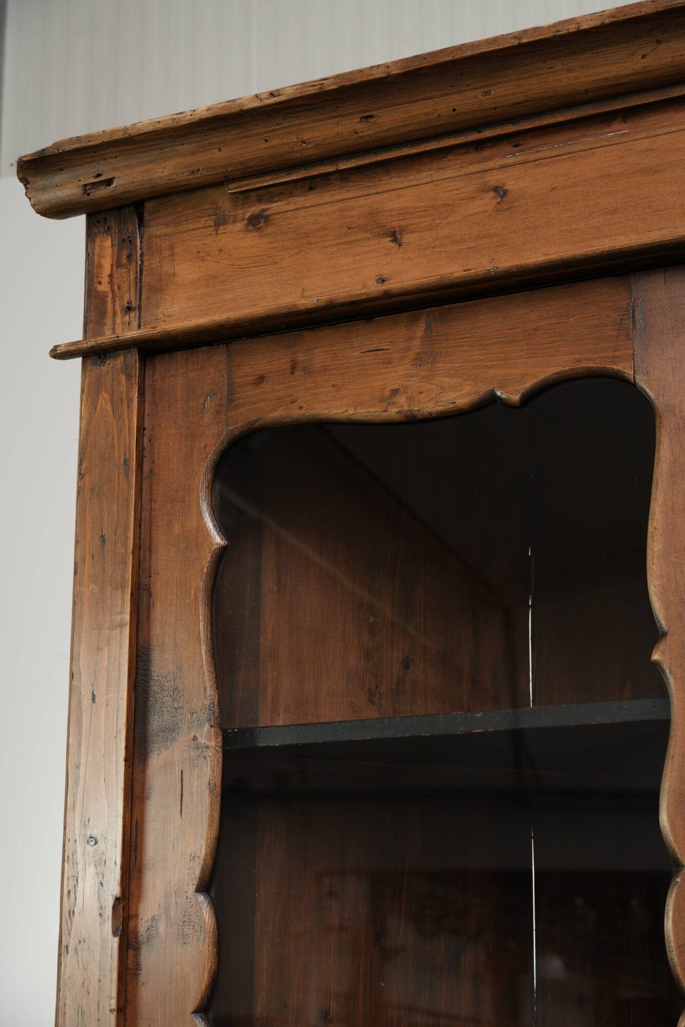 Practical old pine Dutch corner cabinet with nice details and patina