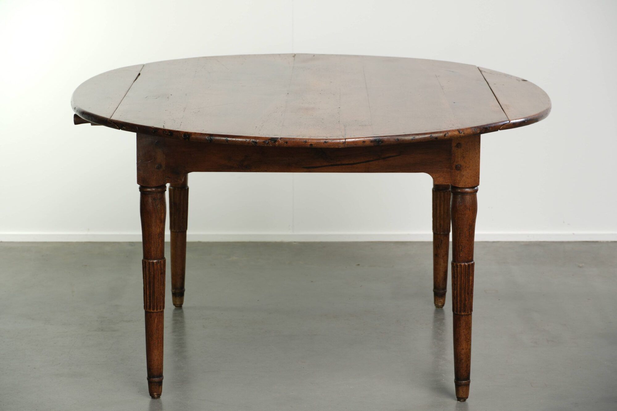 Table de ferme antique française ovale/ronde du 19ème siècle