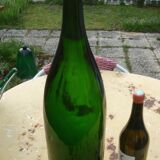 Bouteille en verre soufflé vert de 58 cm.
